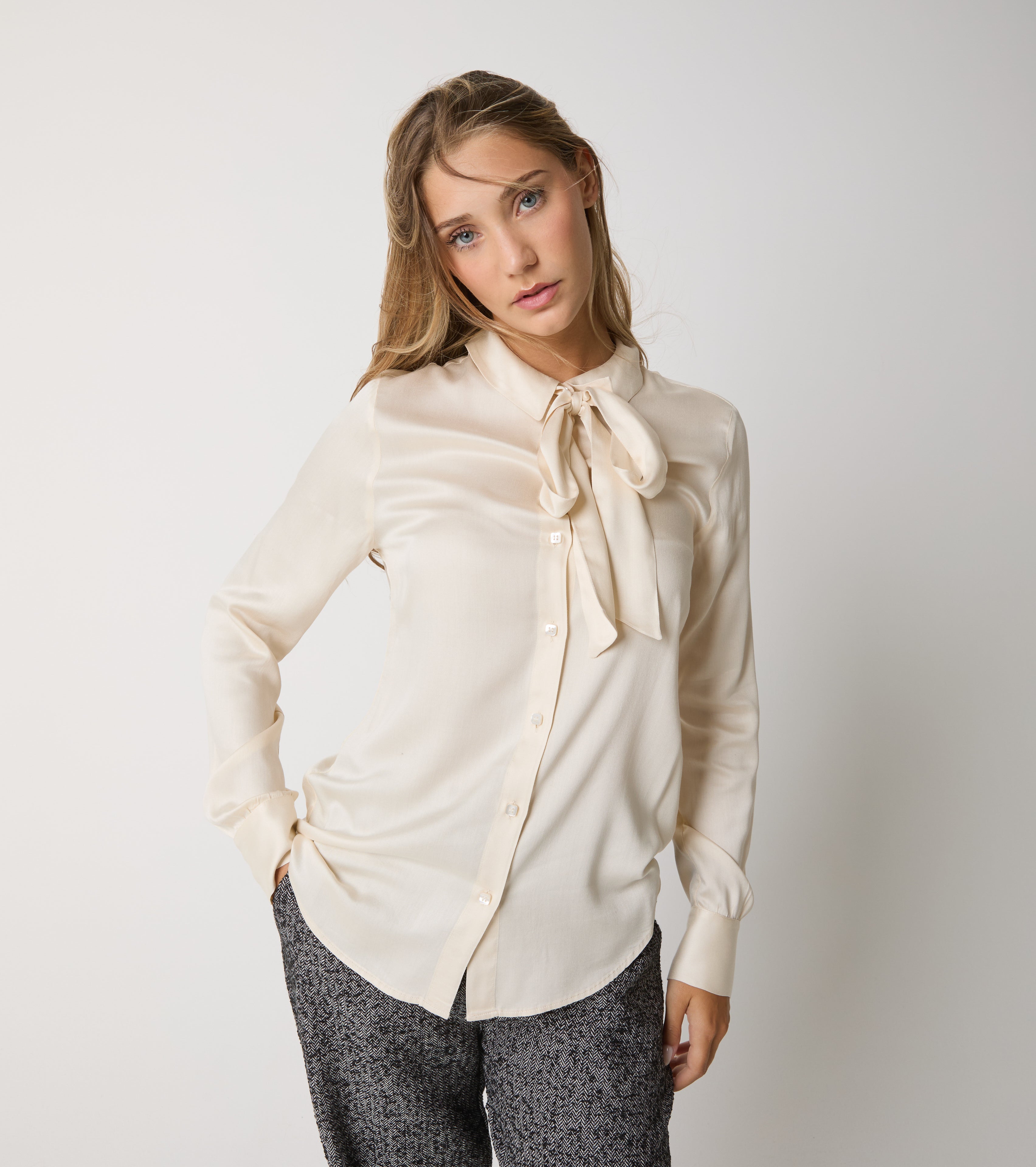 Satinbluse med tørklæde