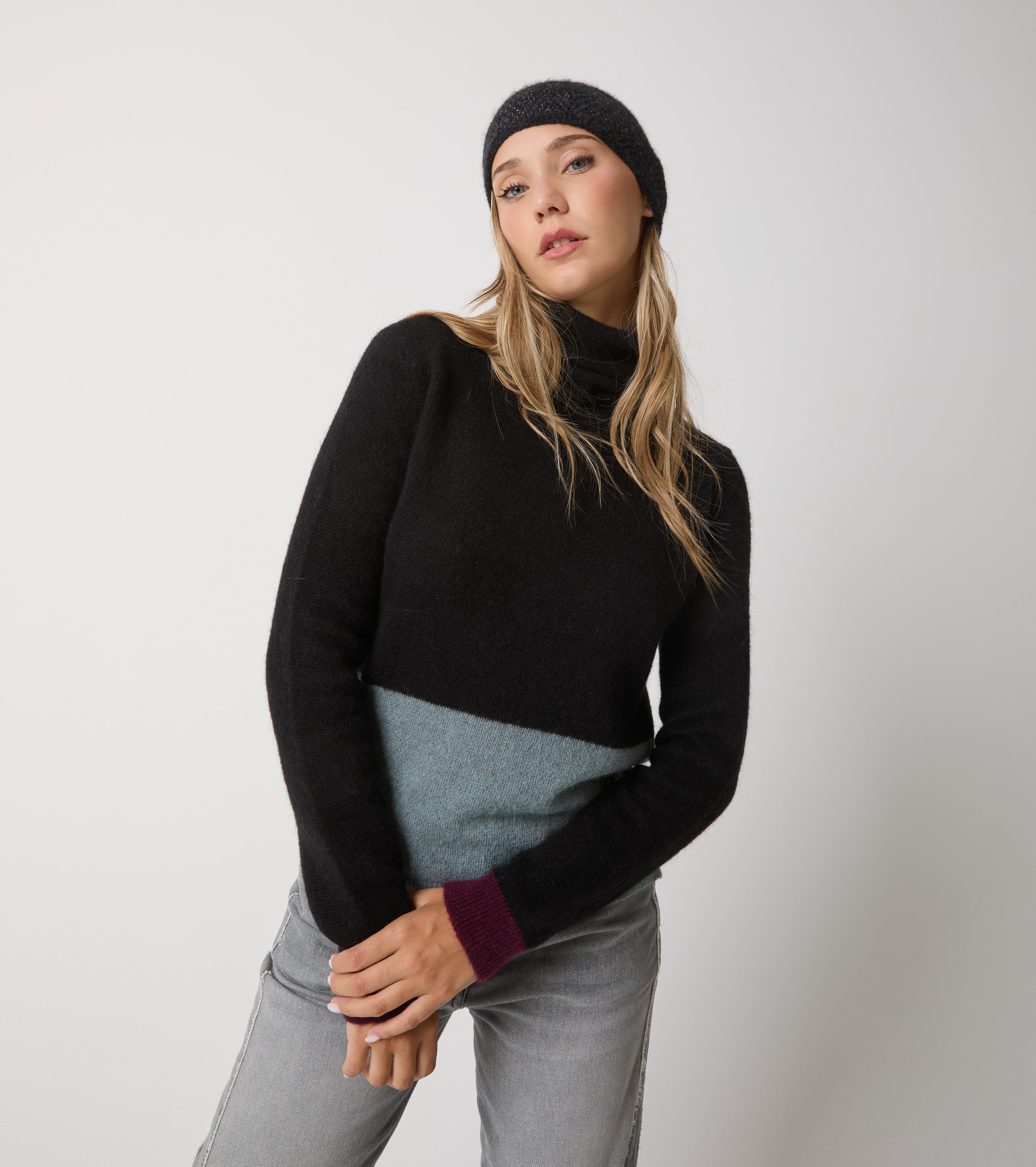 Cuello alto de alpaca y lana con bloques de color