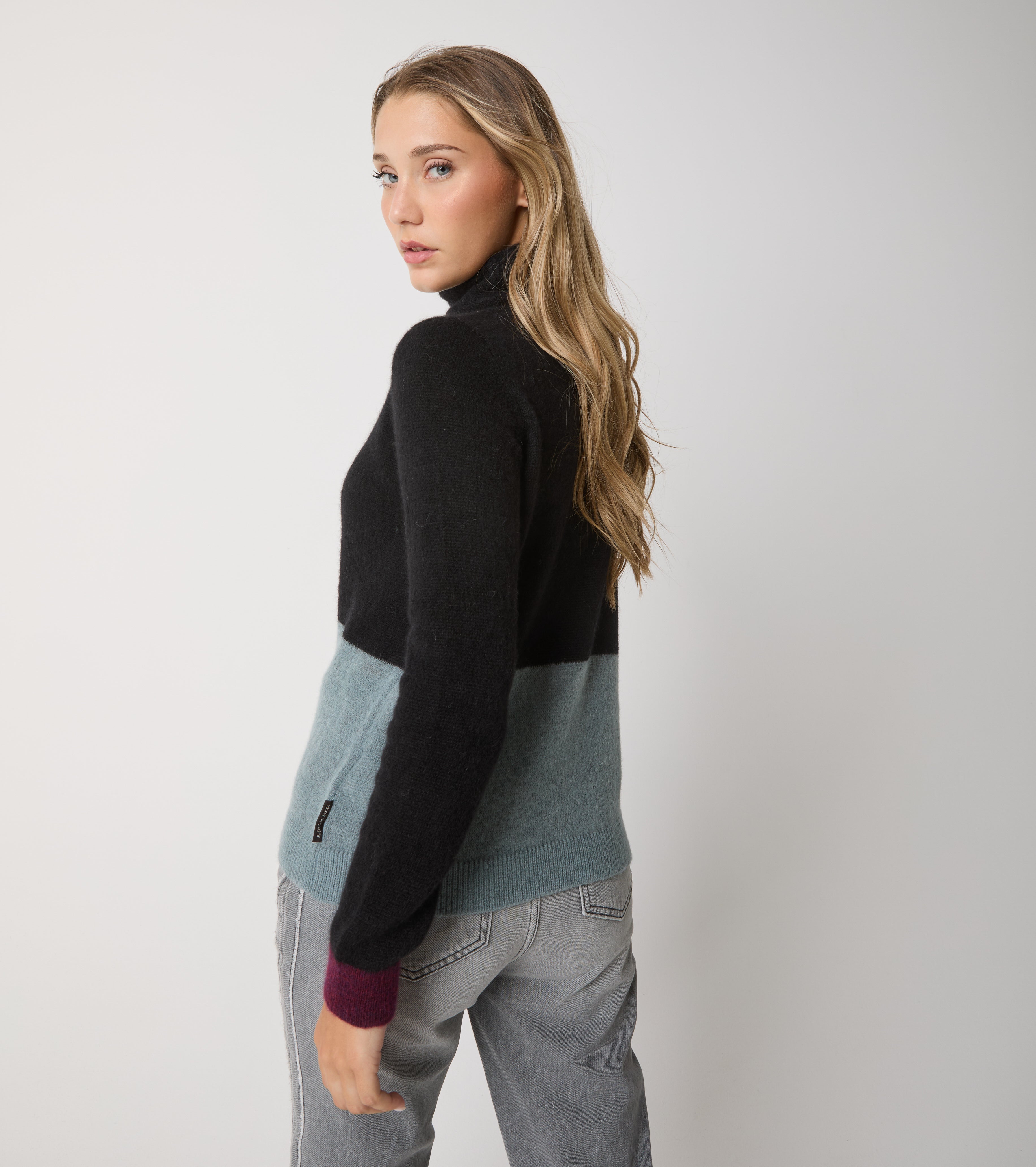 Cuello alto de alpaca y lana con bloques de color