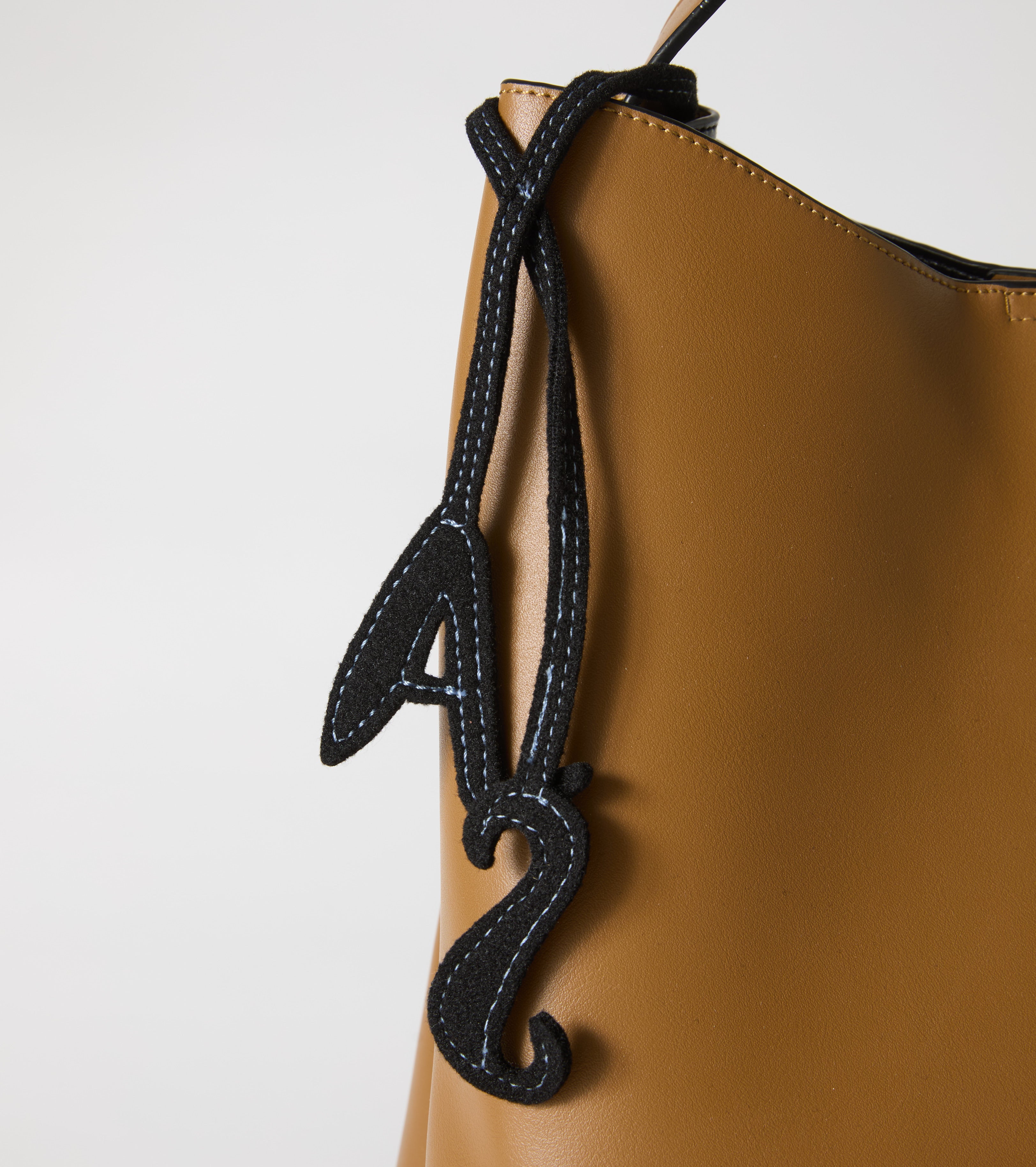 Borsa a secchiello con charm