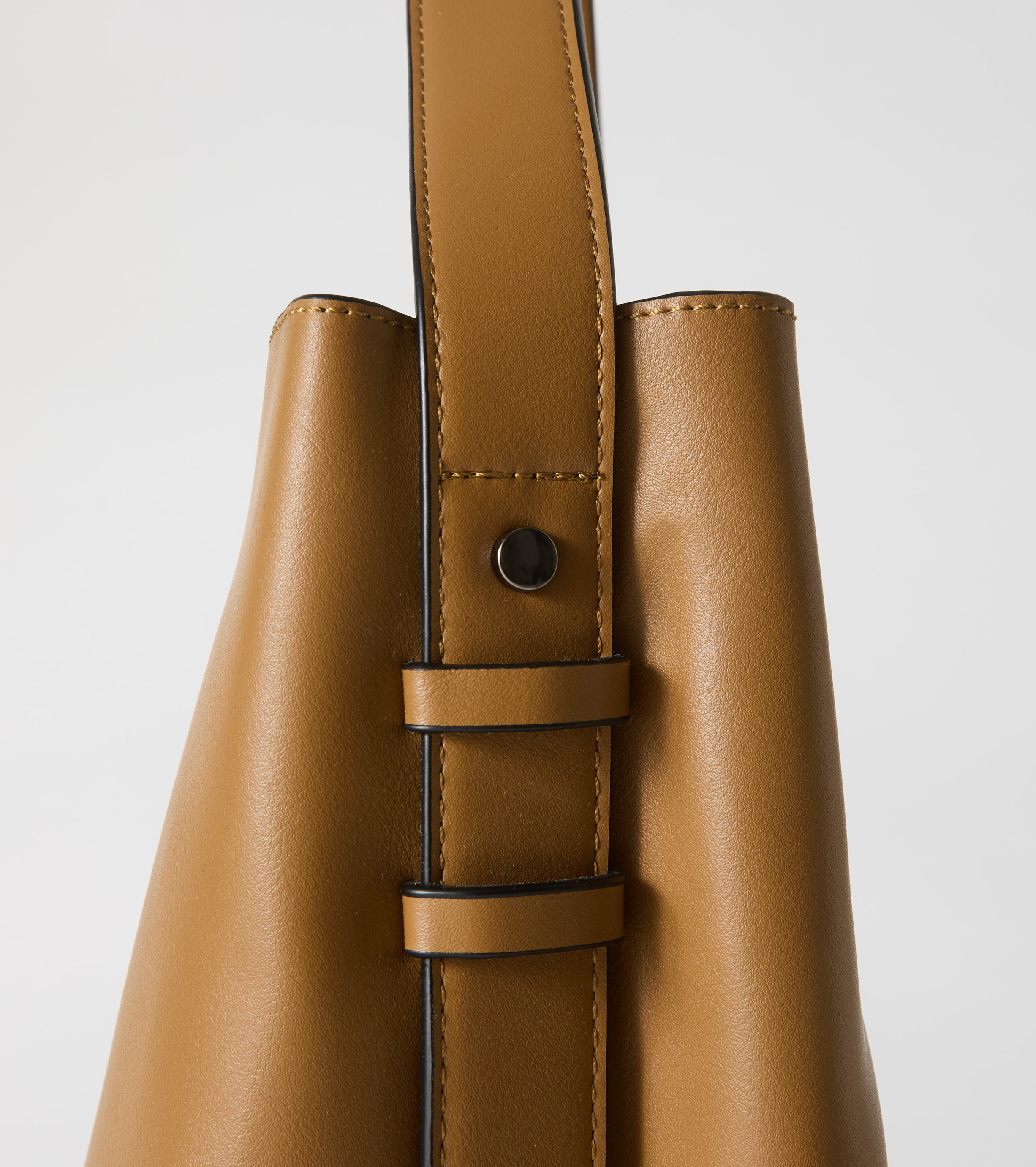 Borsa a secchiello con charm