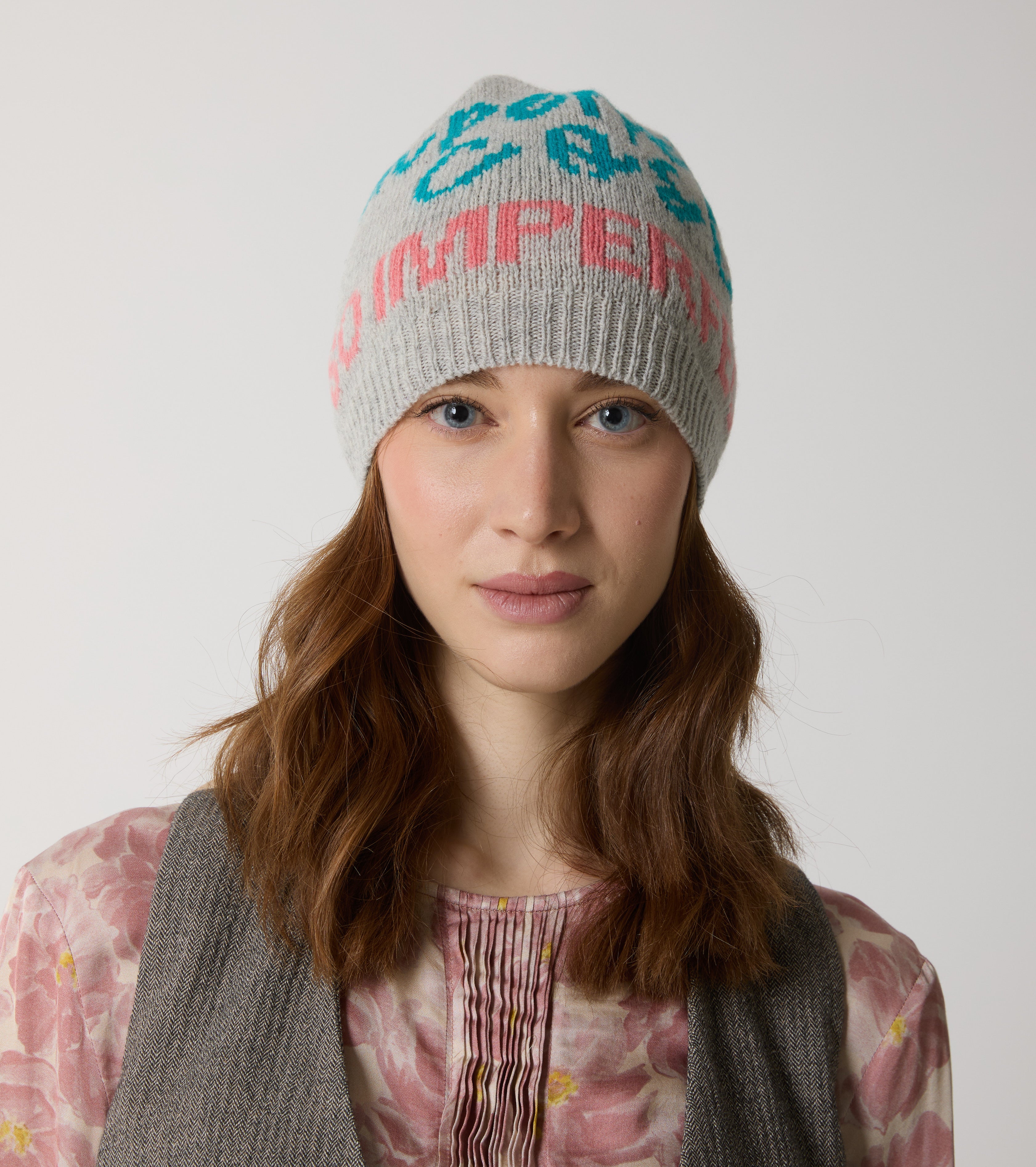 Uldhue med bogstaver