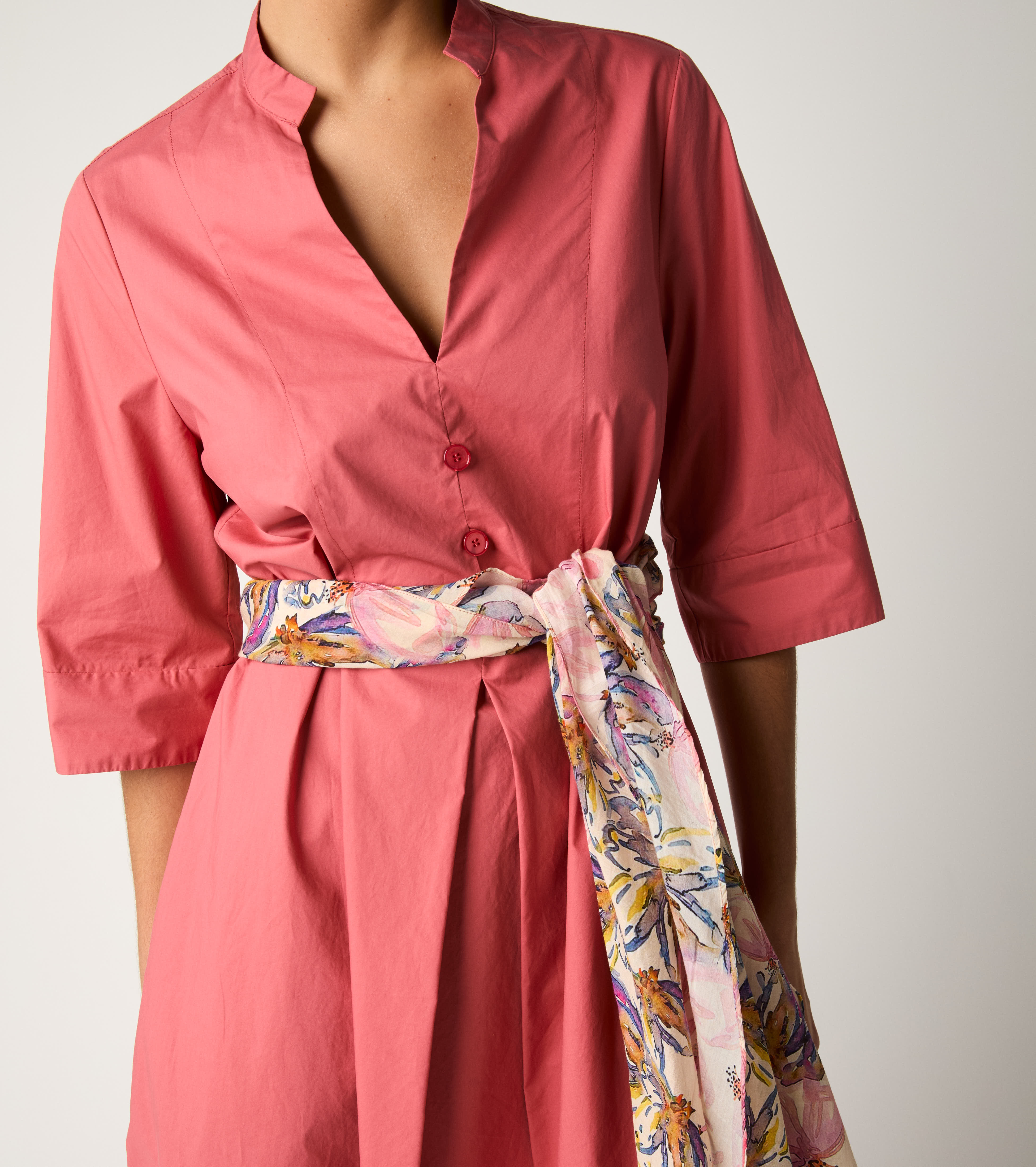 Памучна рокля с V-образно деколте в омбре