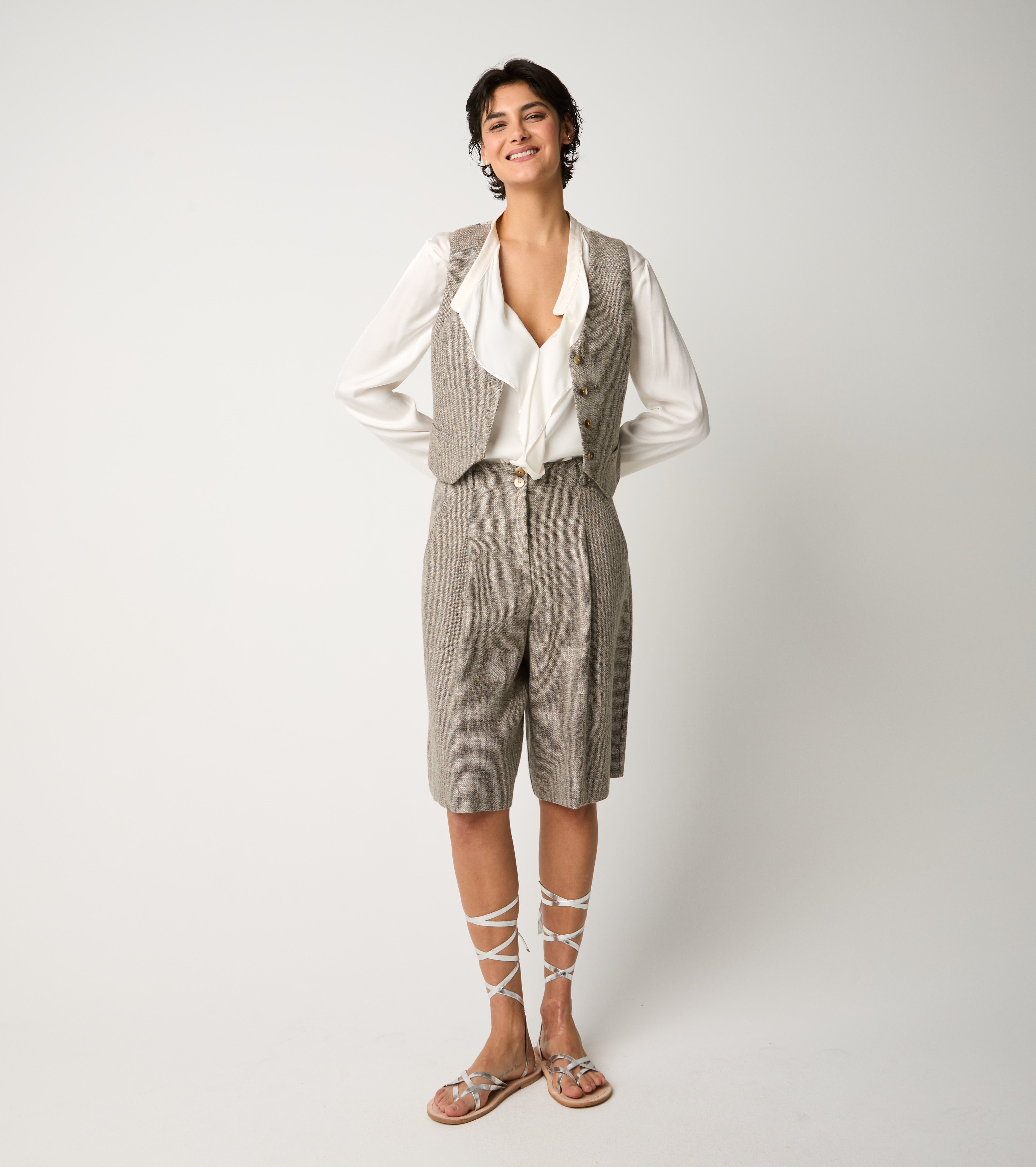 Bermuda in misto lino con pinces tortora