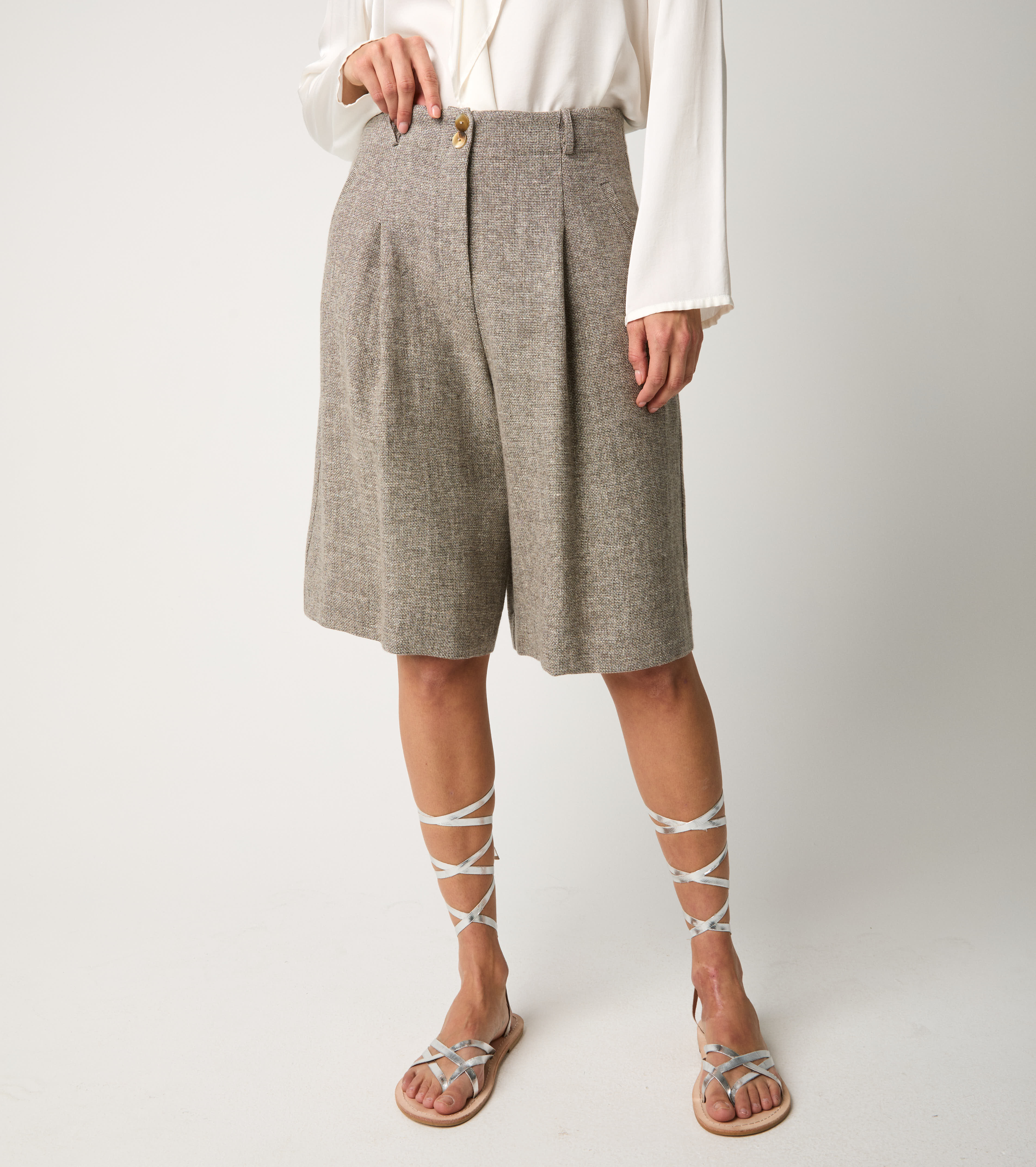 Bermuda in misto lino con pinces tortora