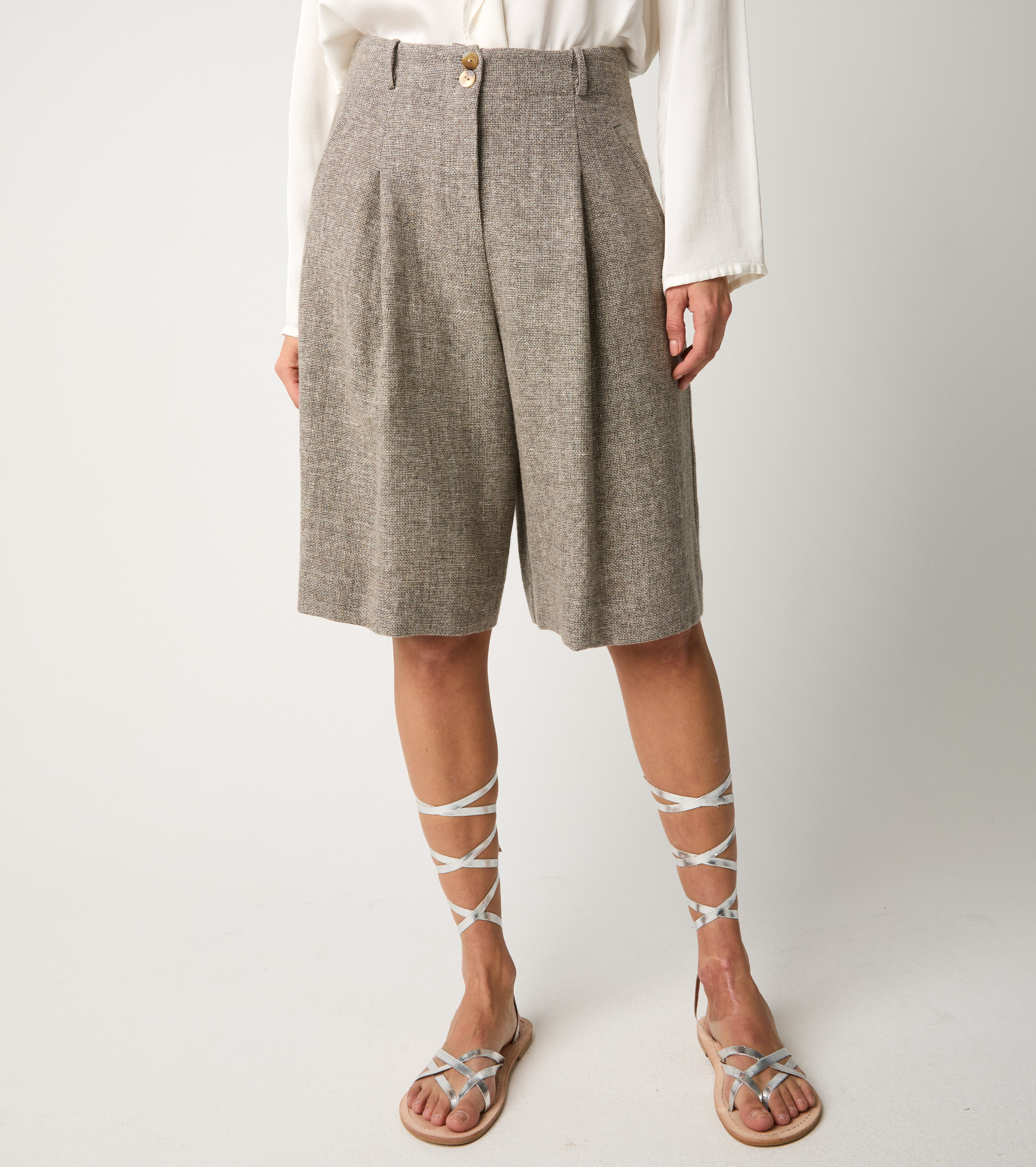 Bermuda in misto lino con pinces tortora