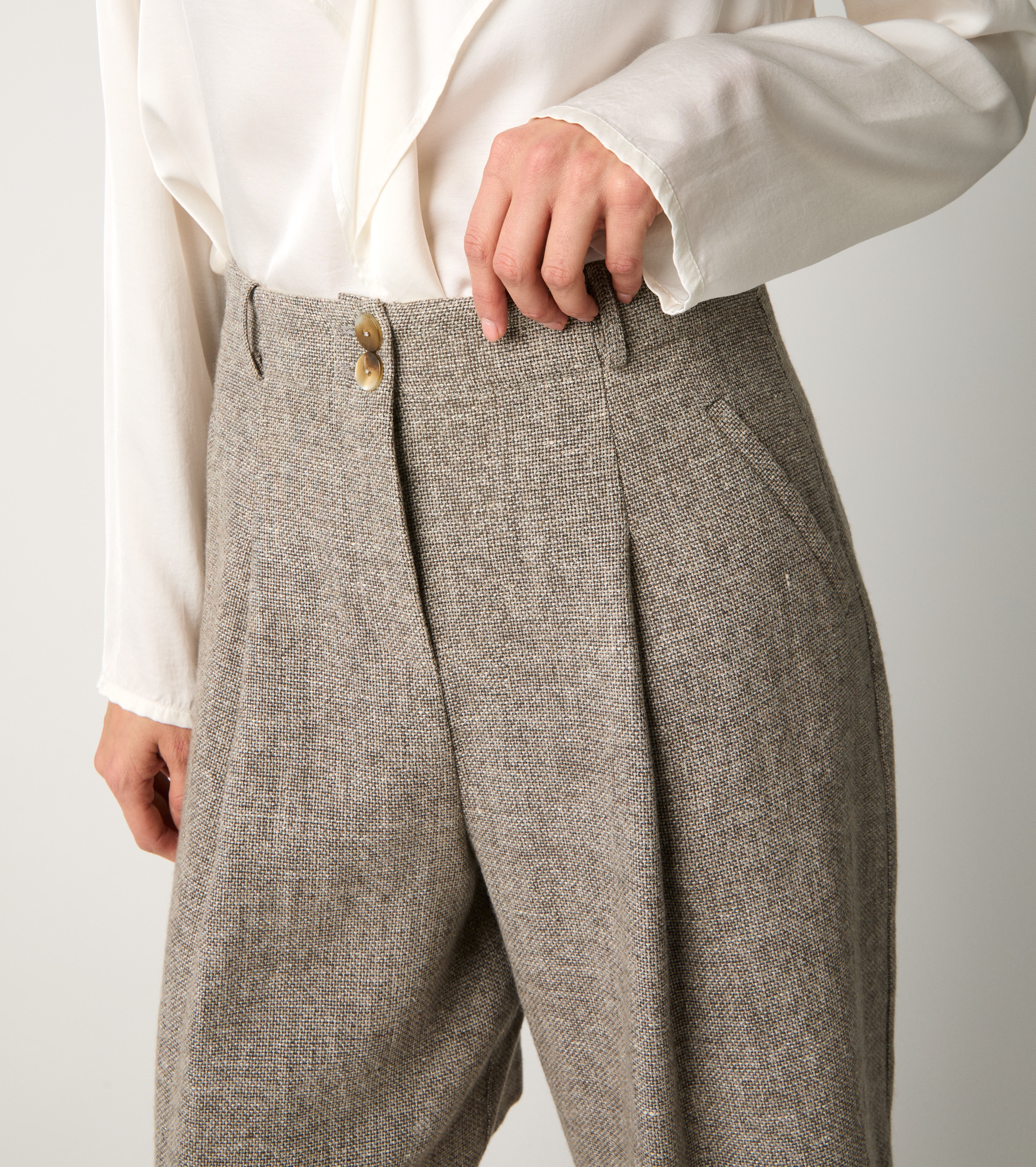 Bermuda in misto lino con pinces tortora