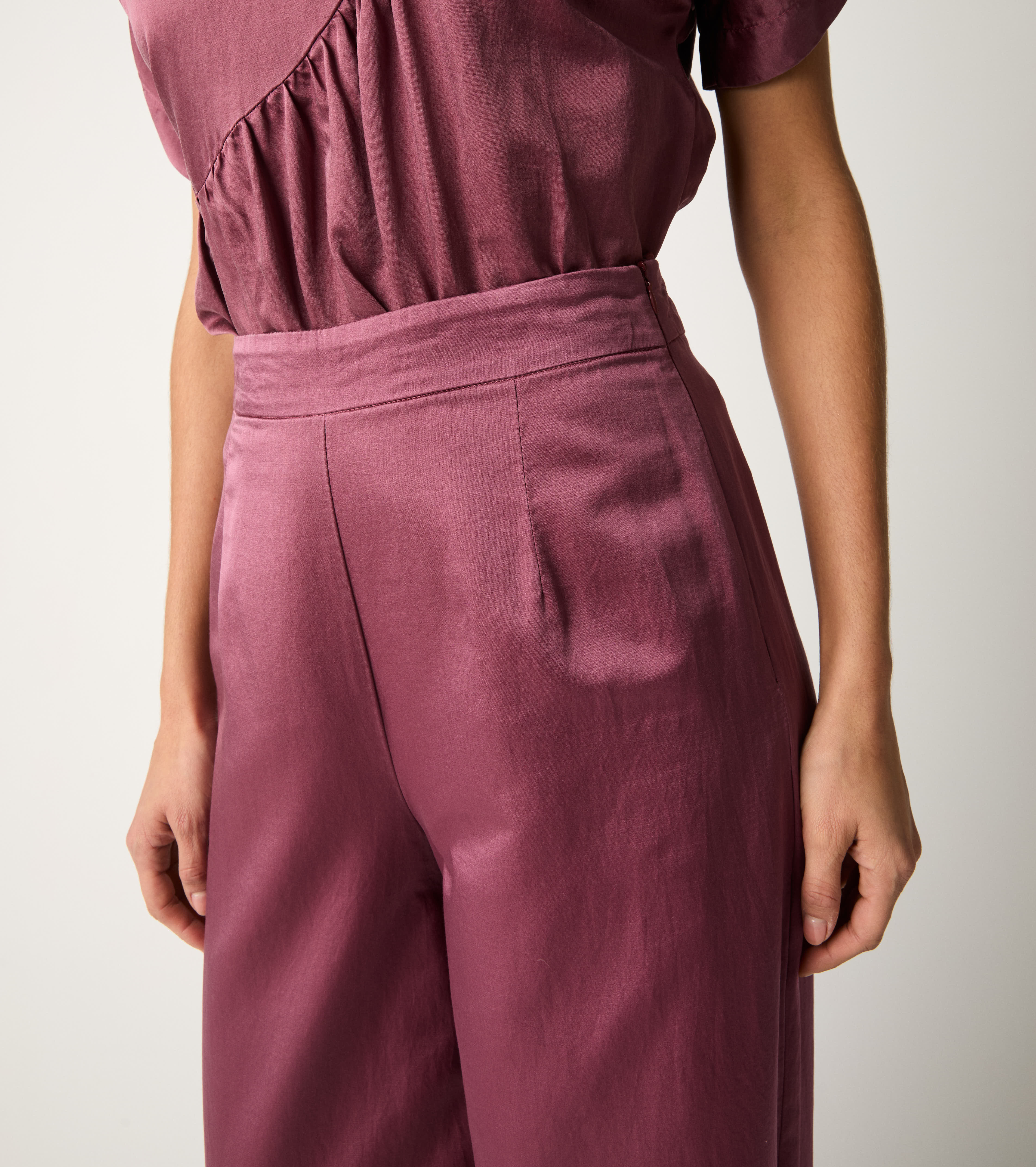 Pantaloni con piega e pinces marmellata