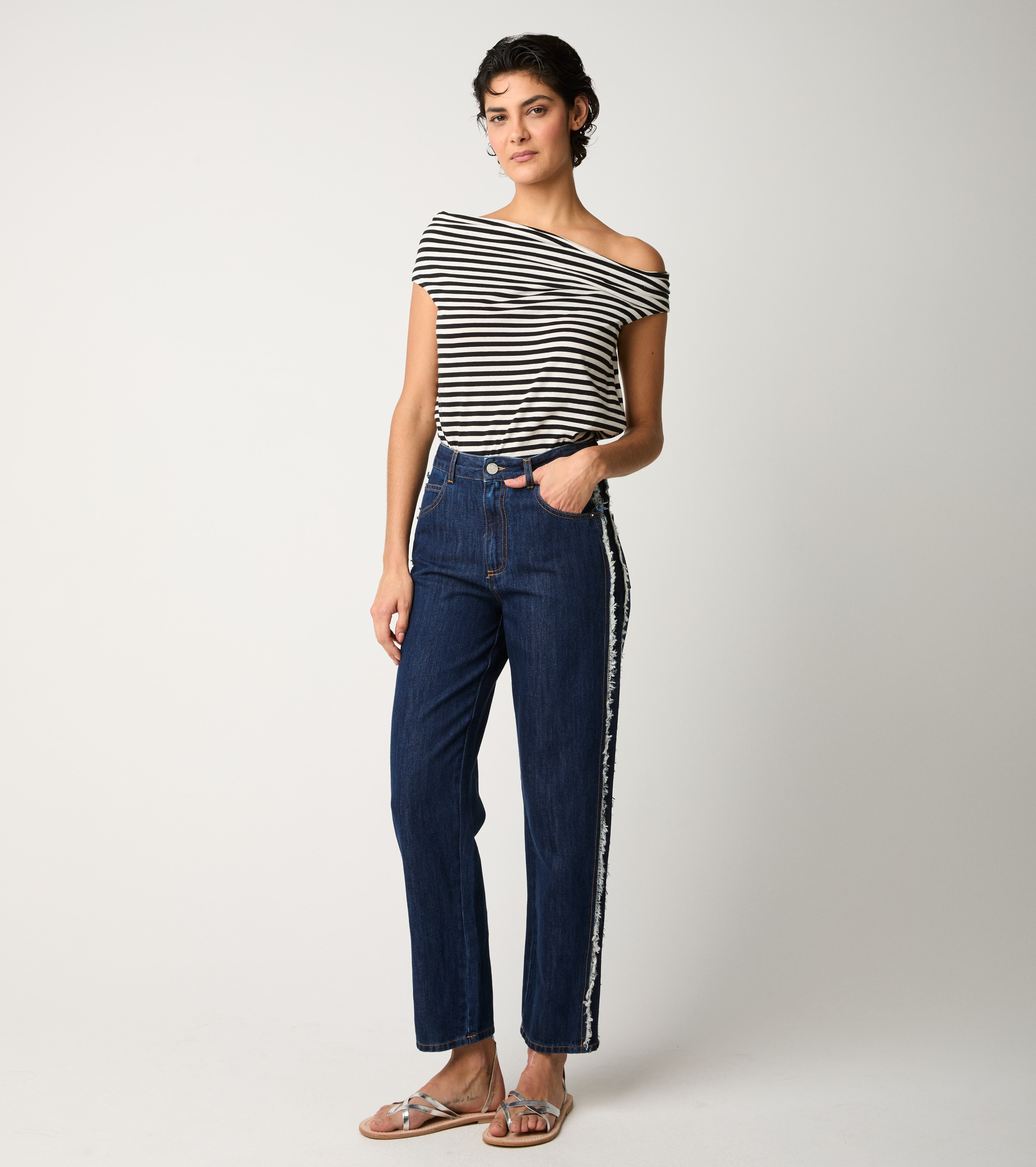 Five-pocket frayed jeans