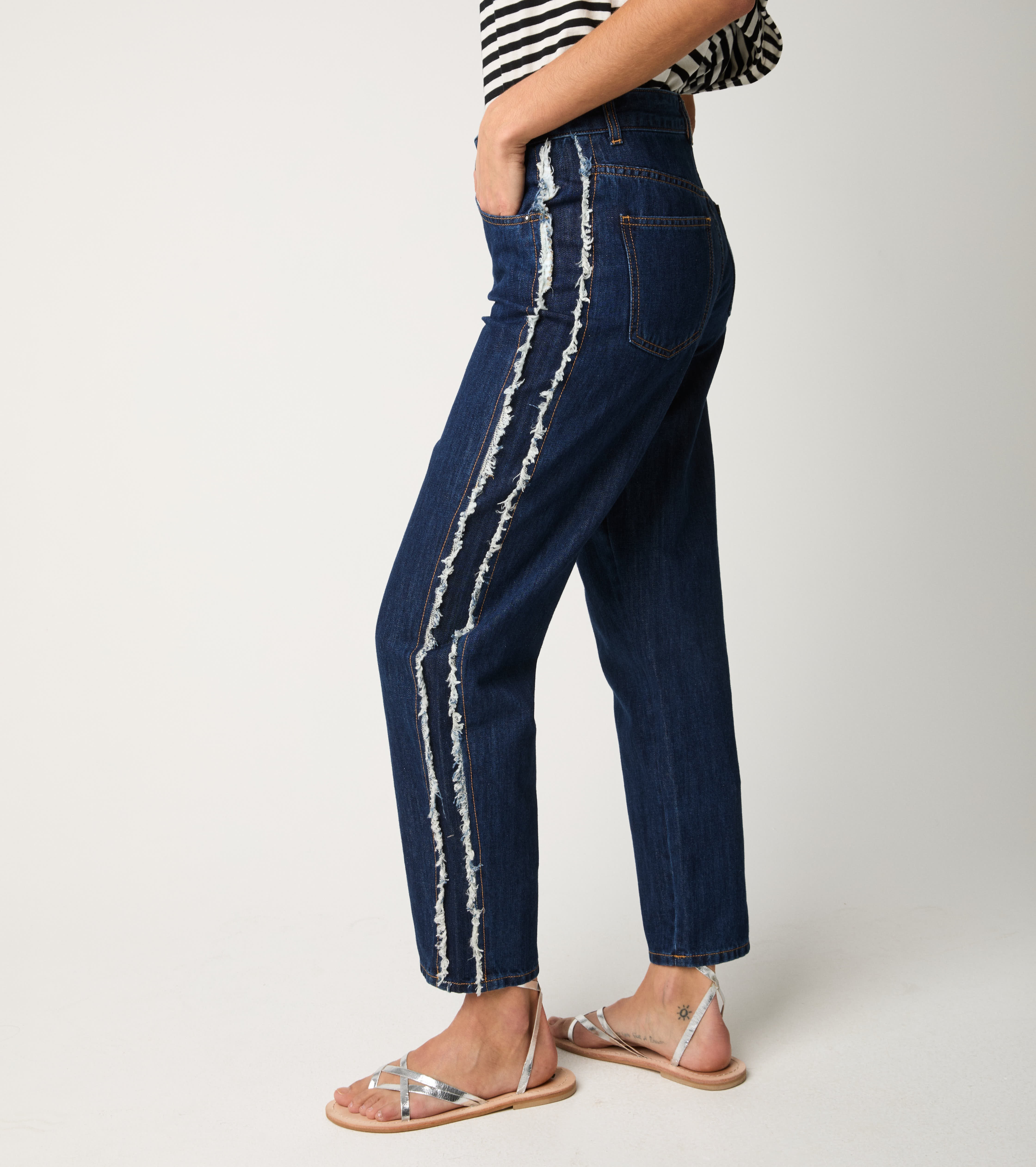 Five-pocket frayed jeans