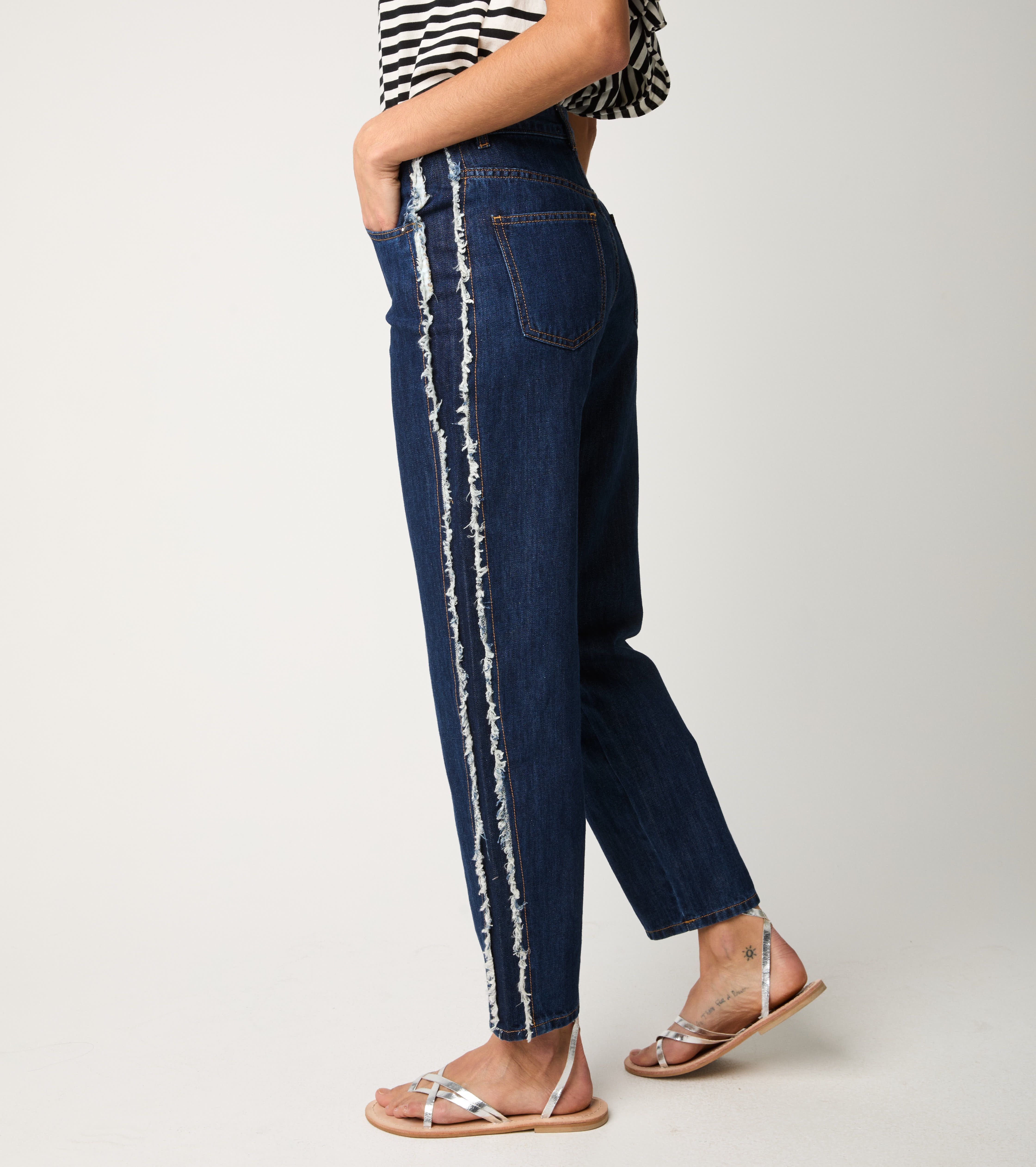 Five-pocket frayed jeans