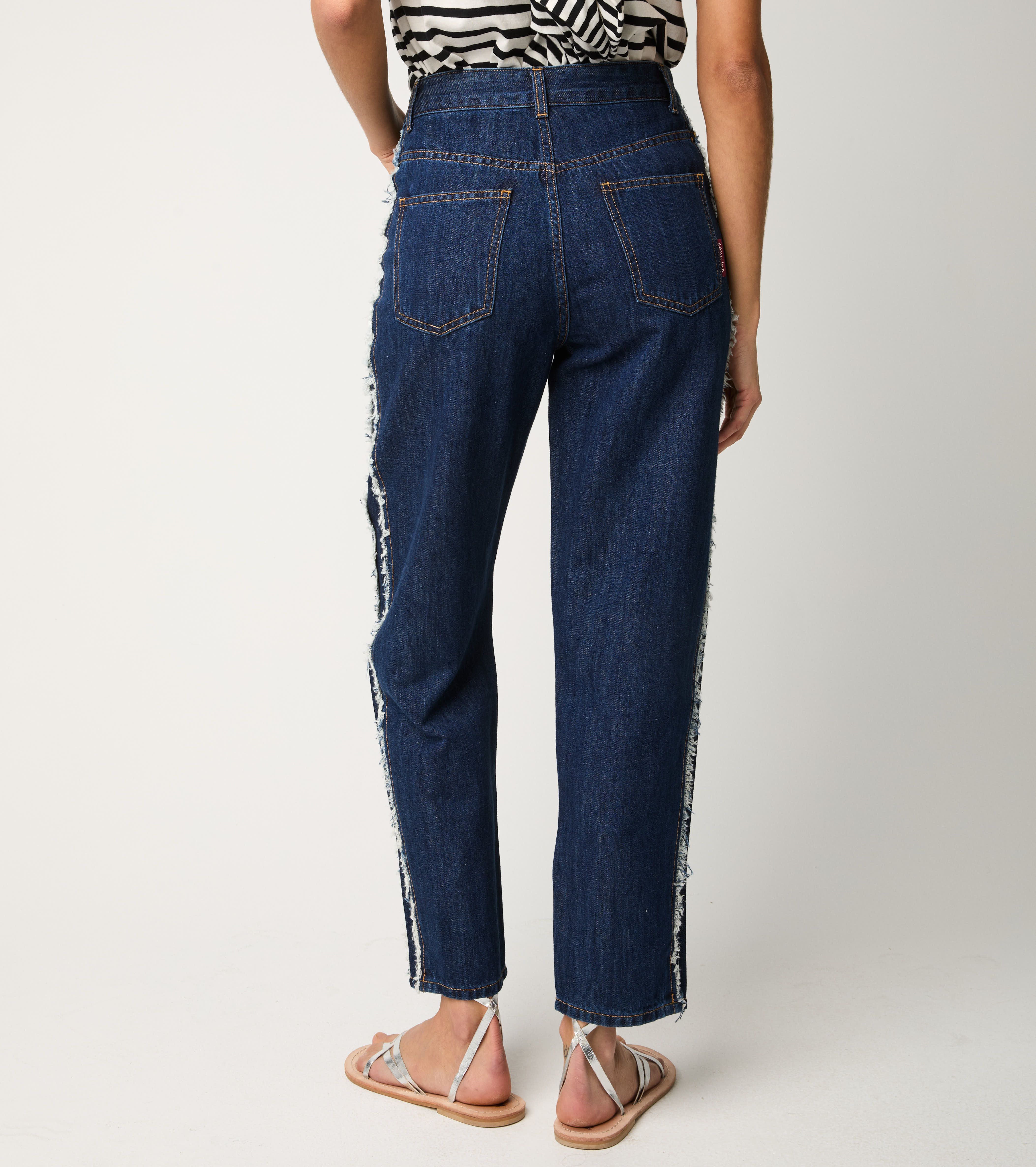 Five-pocket frayed jeans