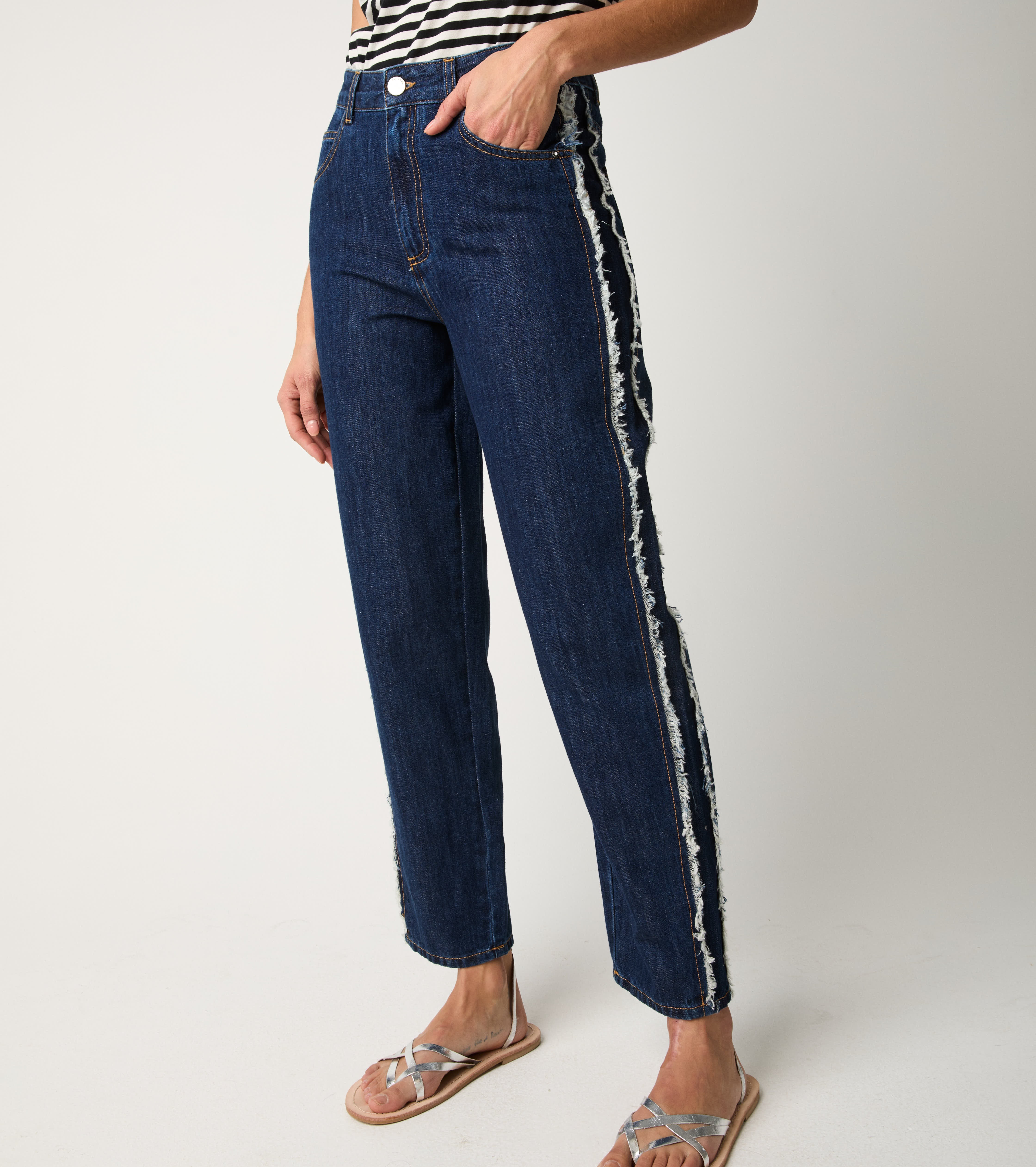 Five-pocket frayed jeans