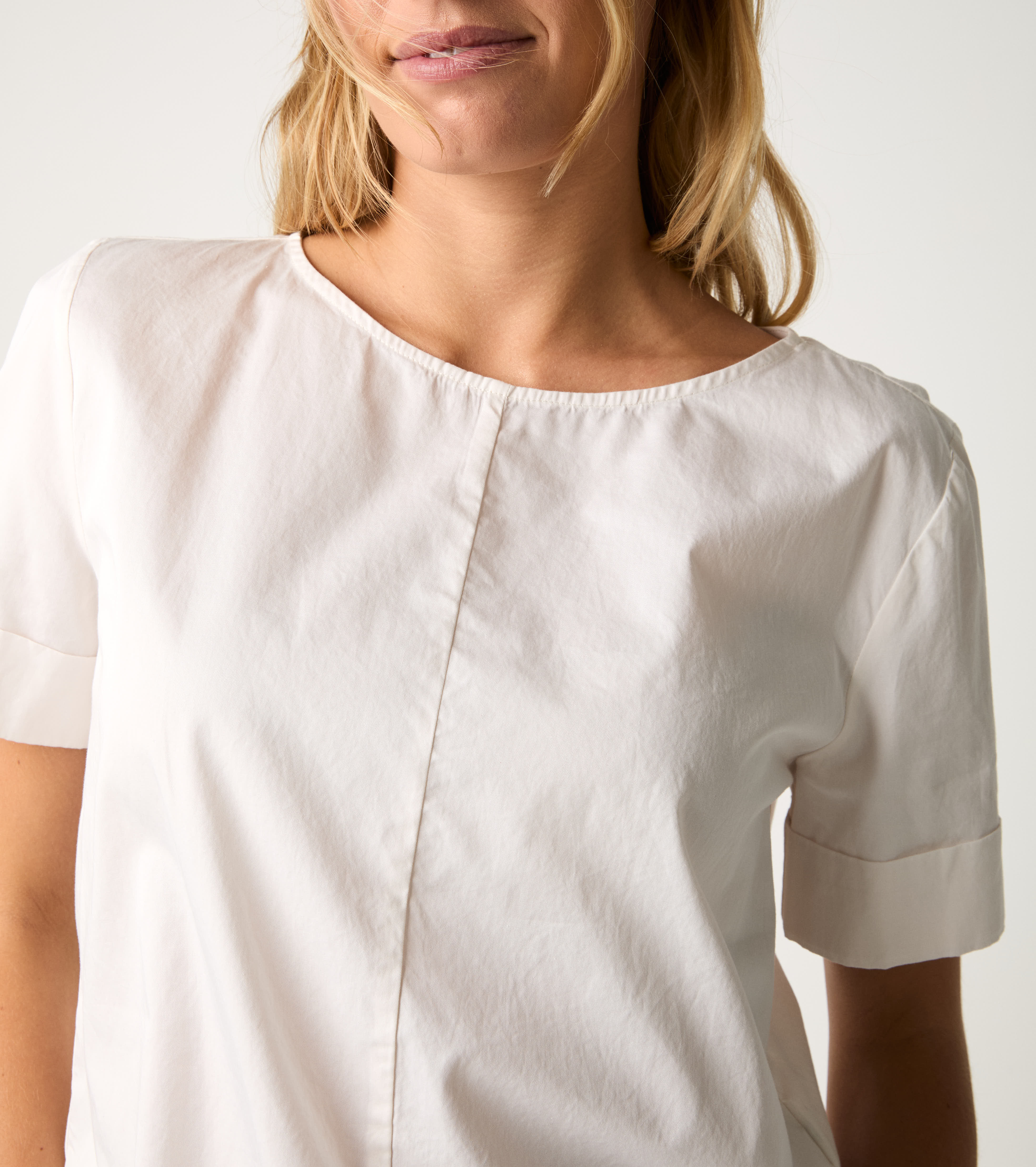 Blouse with short powdery sleeves