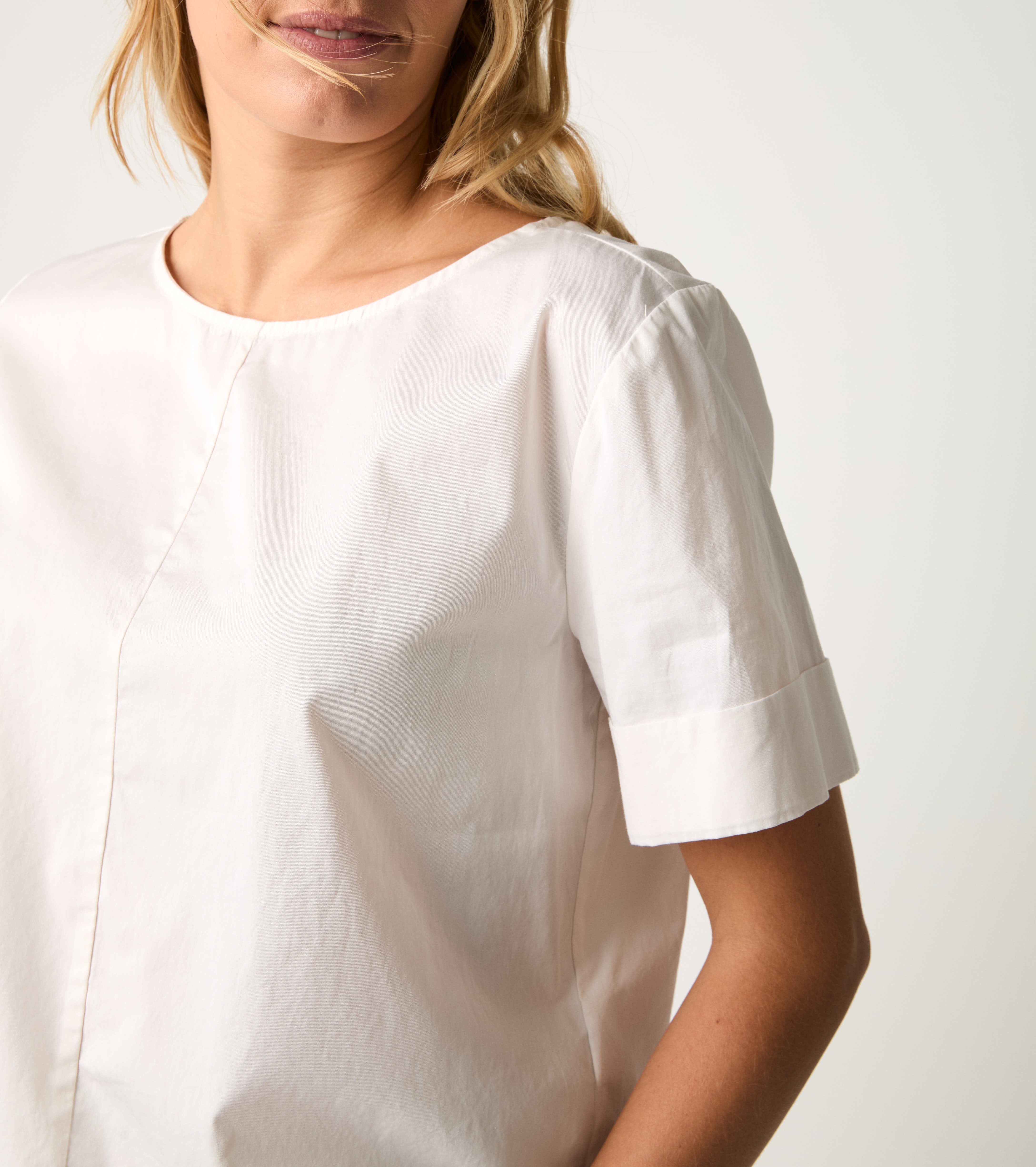 Blouse with short powdery sleeves