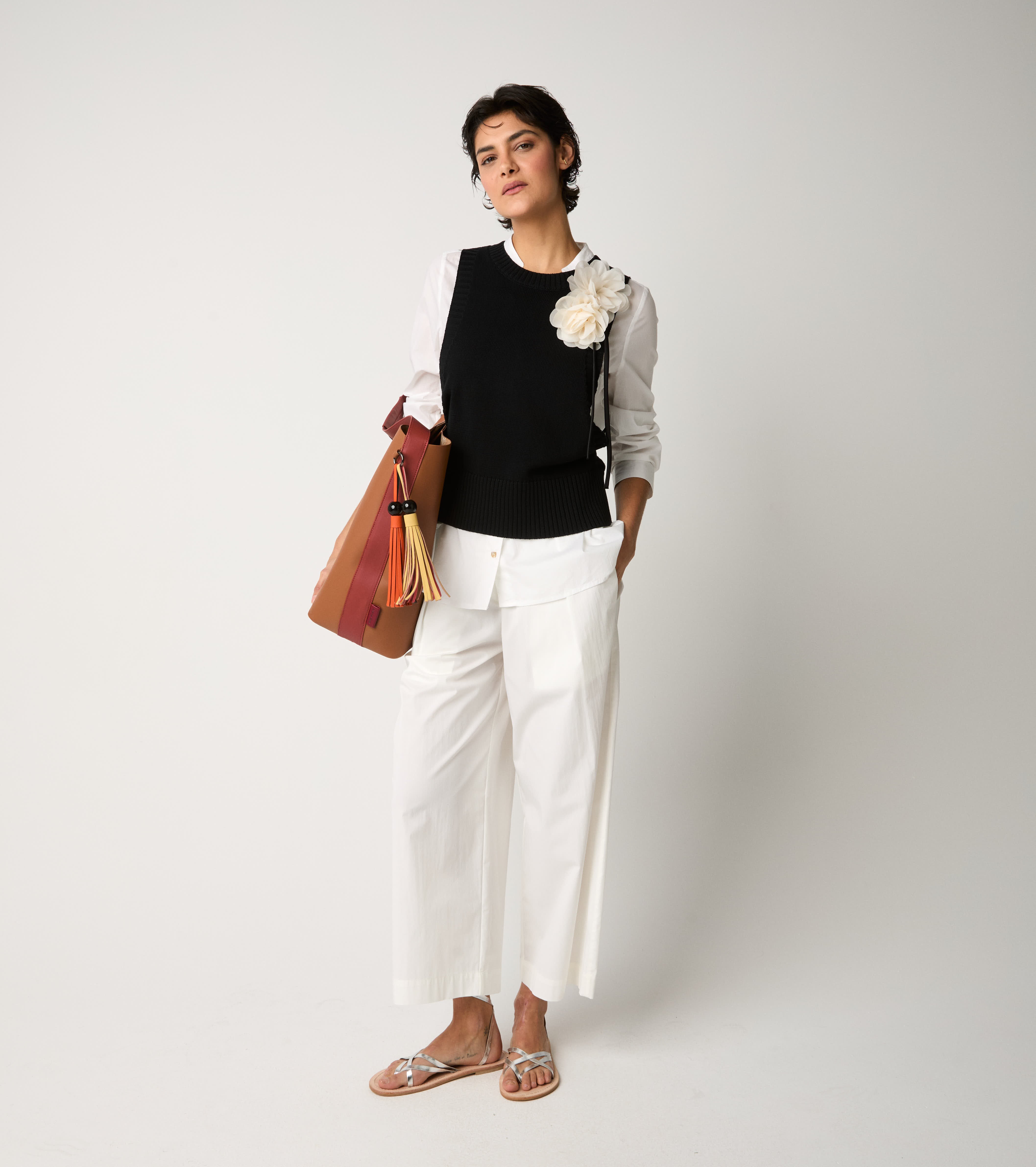 Риза с бял джоб