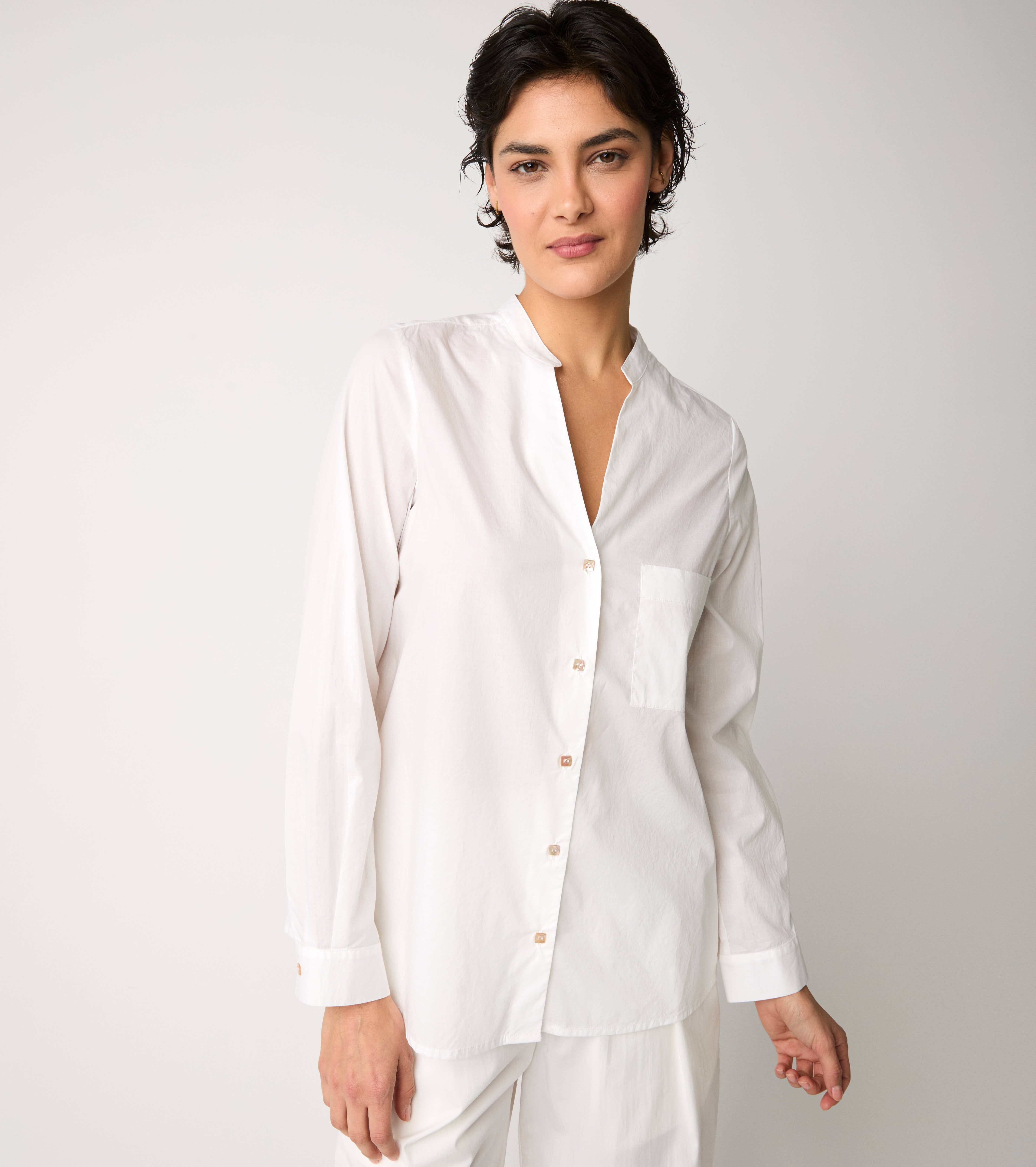 Риза с бял джоб