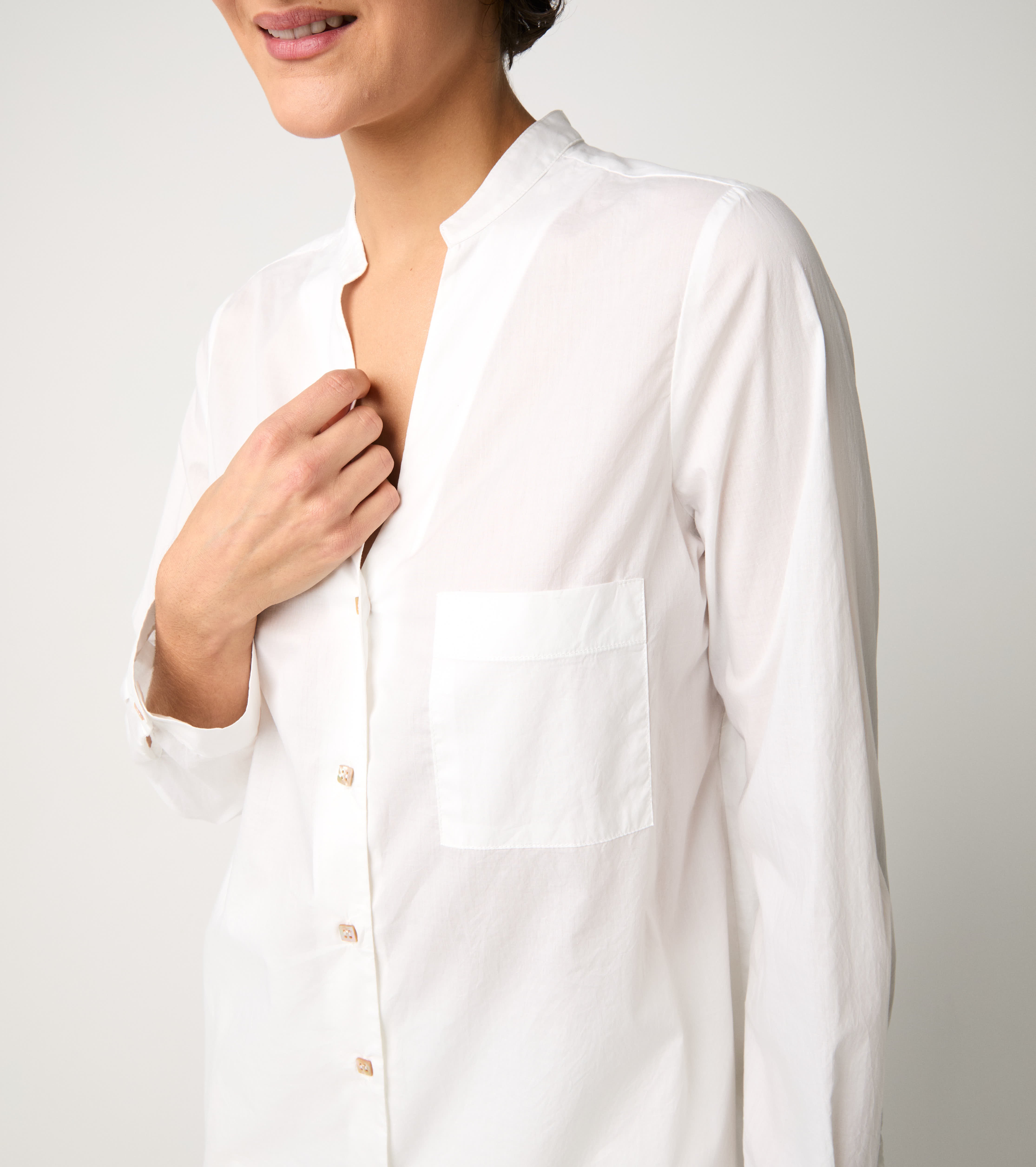 Риза с бял джоб