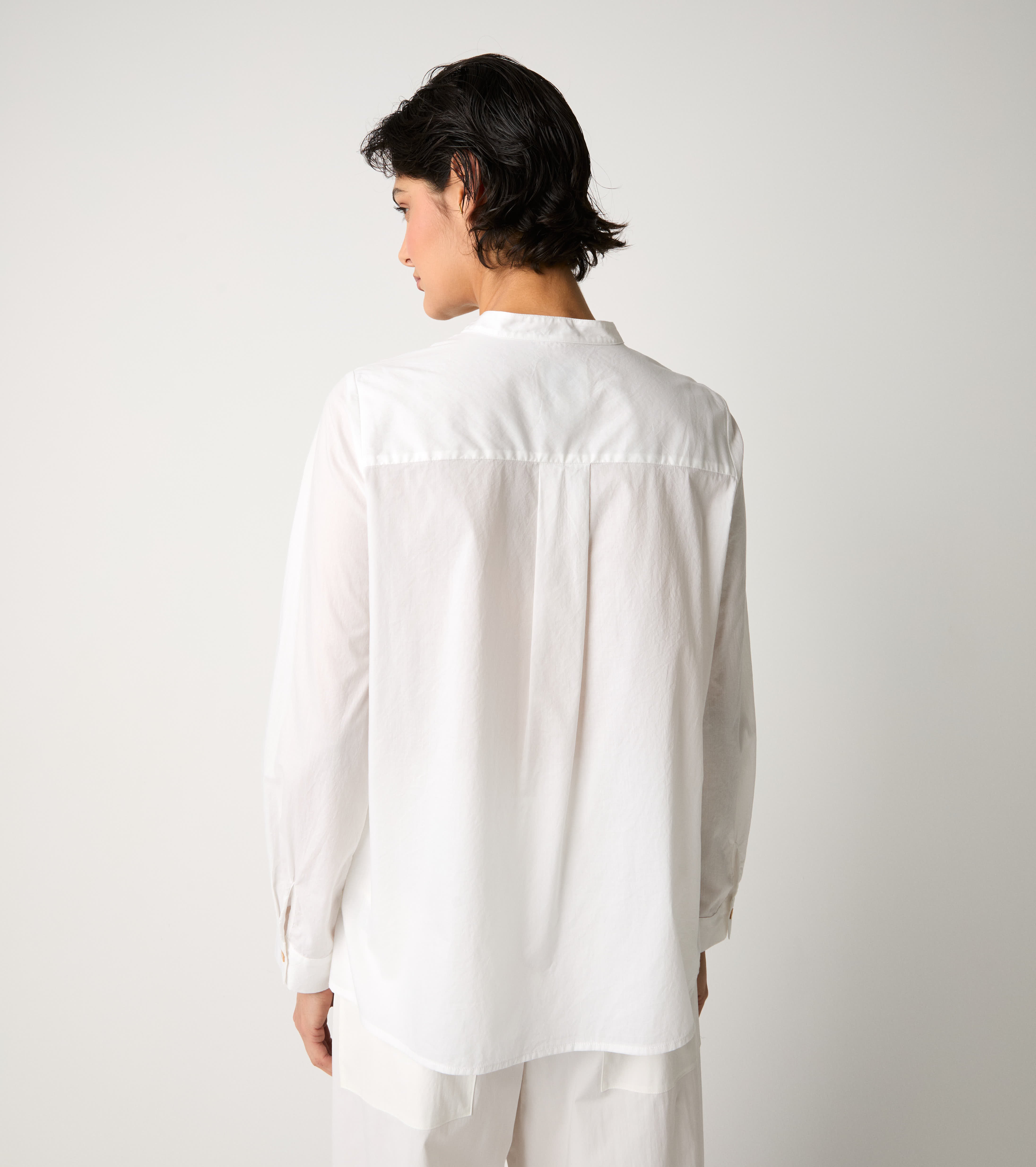 Риза с бял джоб