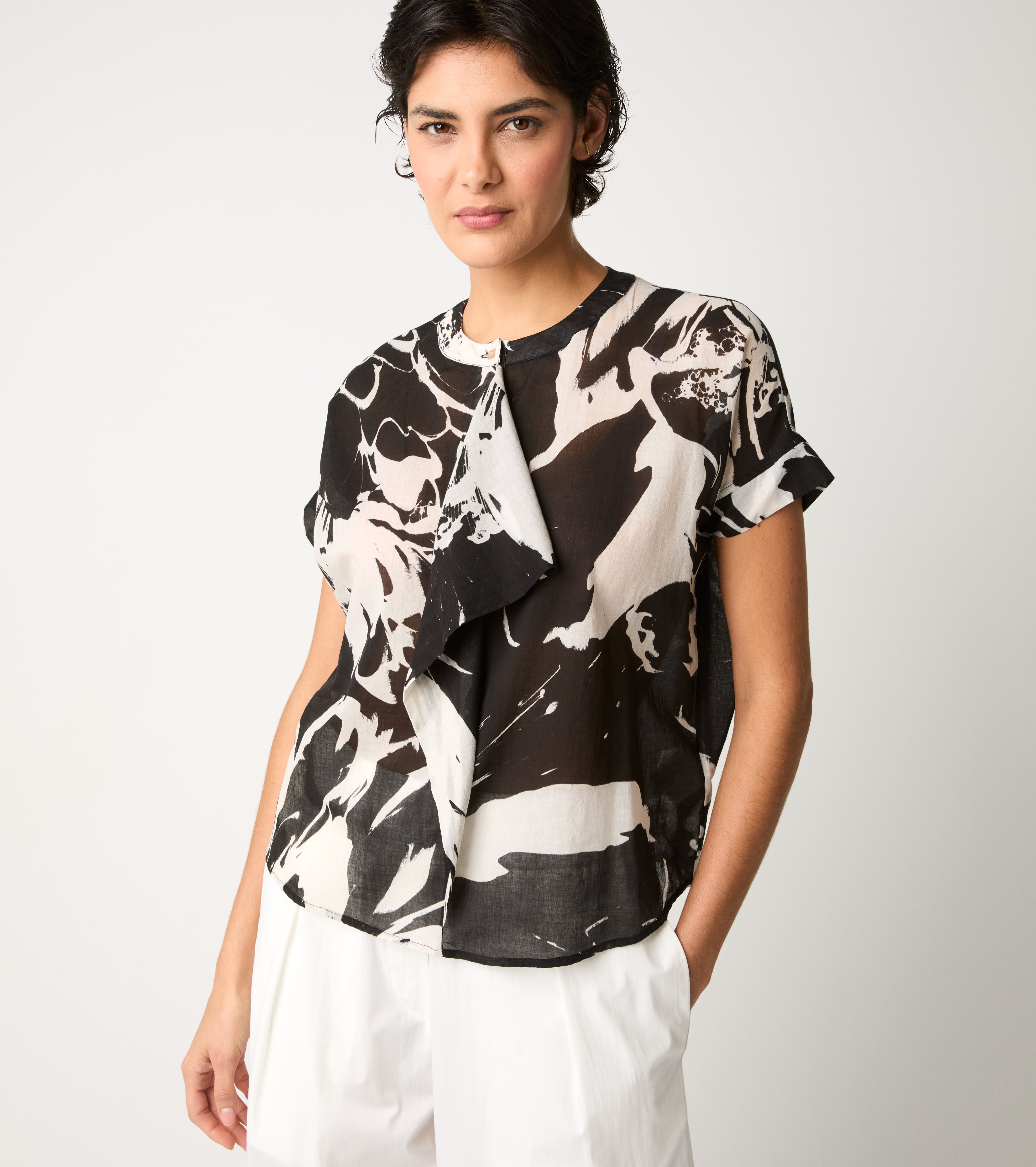 Blusa girocollo con rouches fiore