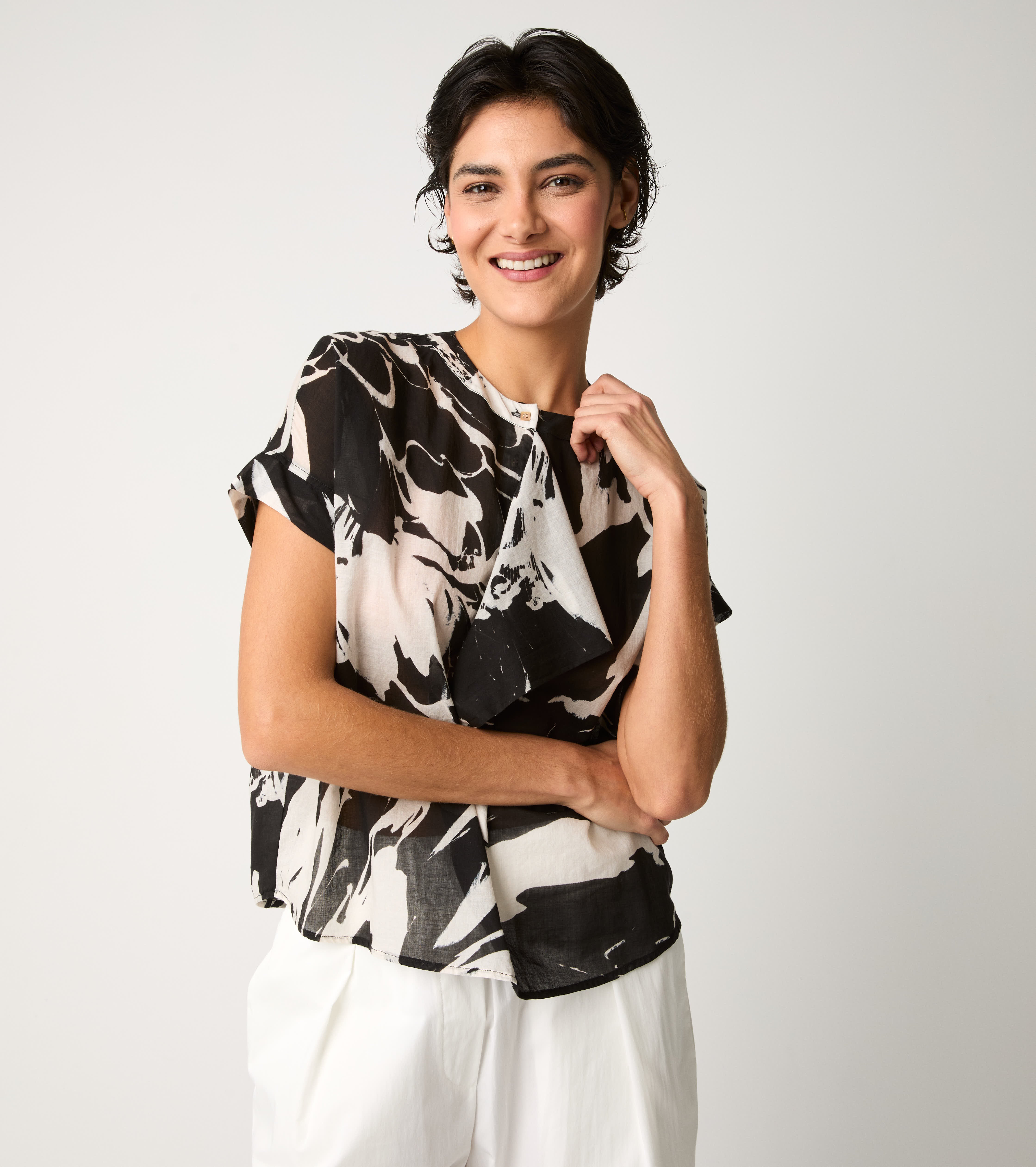 Blusa girocollo con rouches fiore