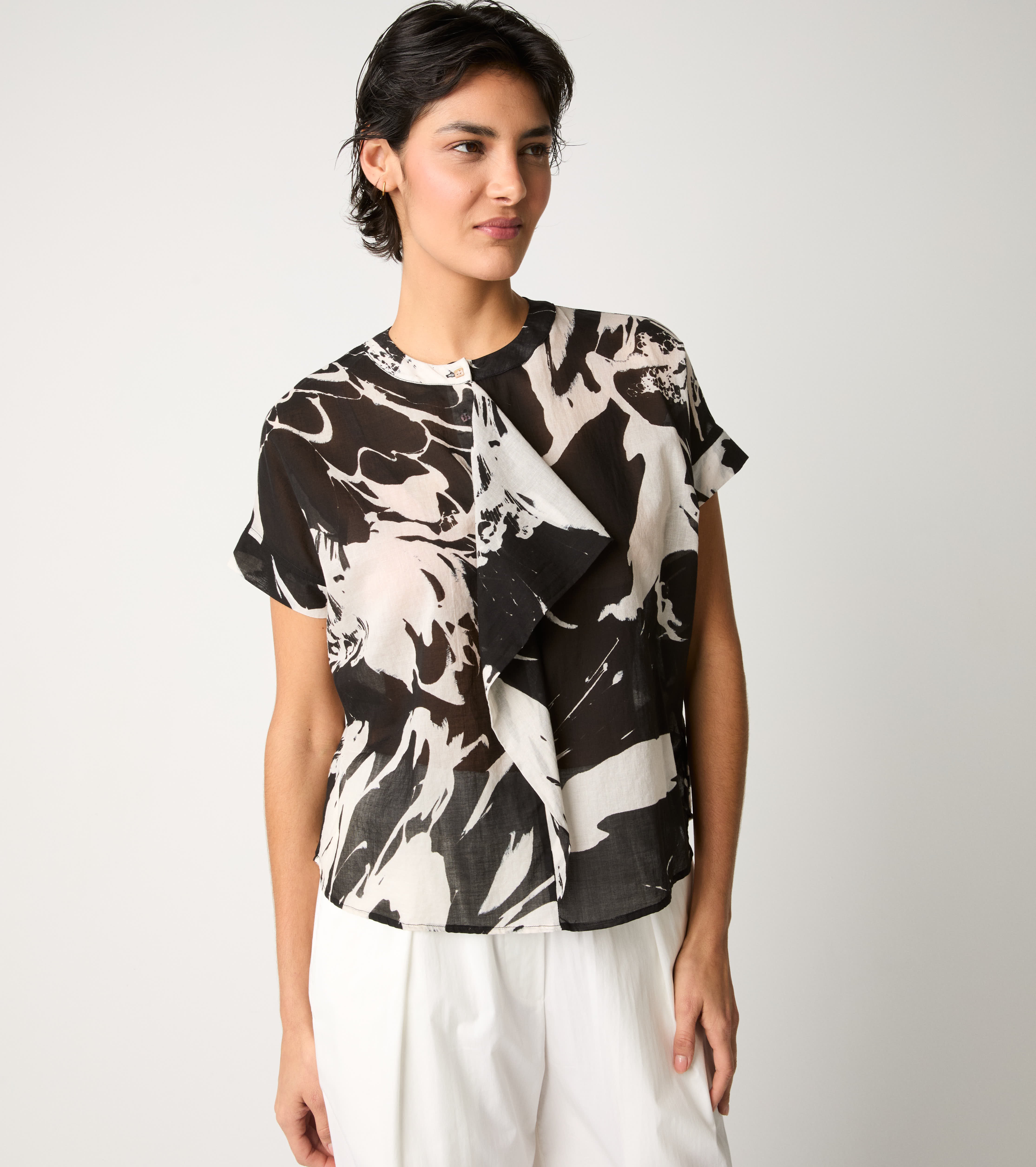 Blusa girocollo con rouches fiore