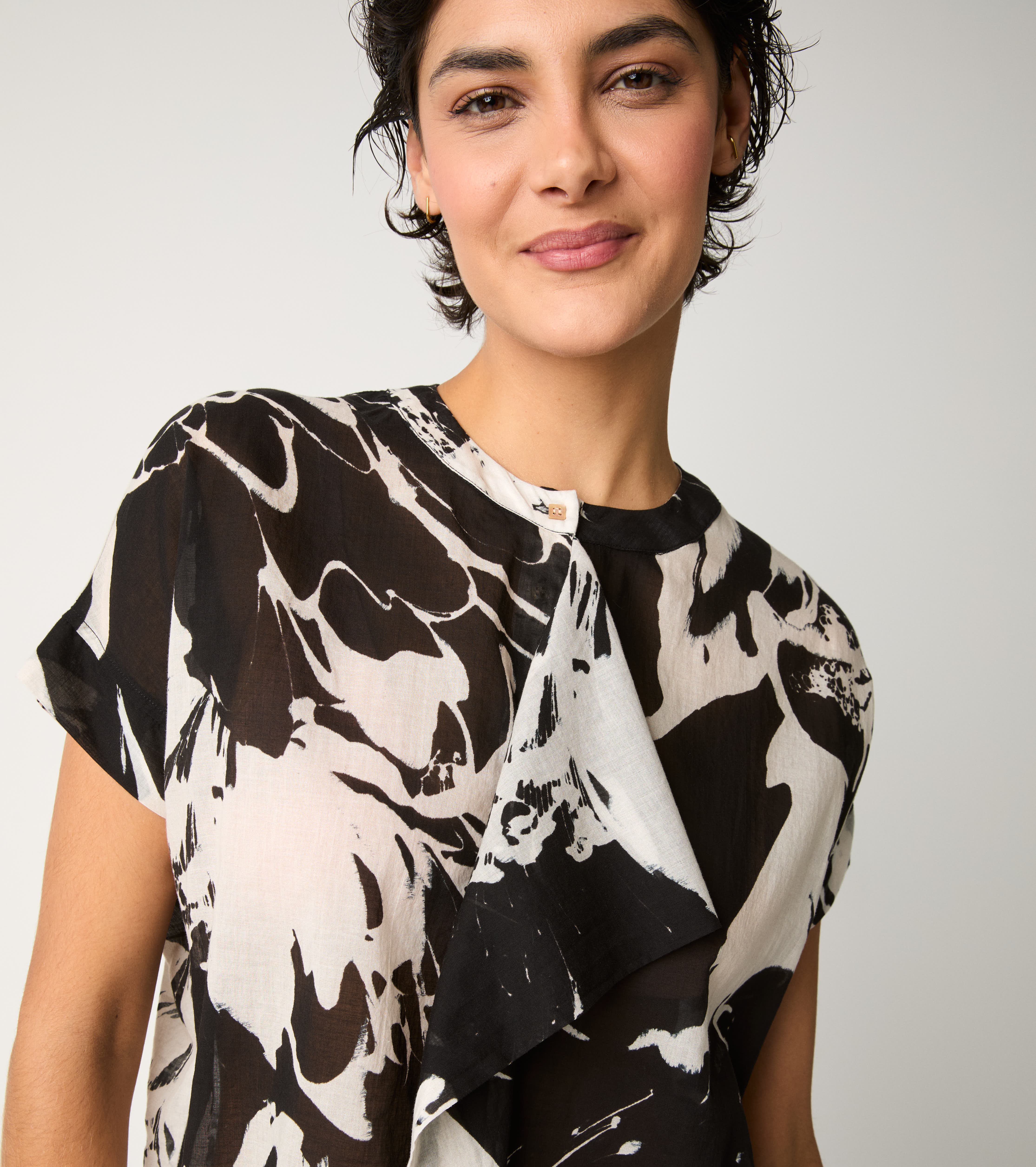 Blusa girocollo con rouches fiore