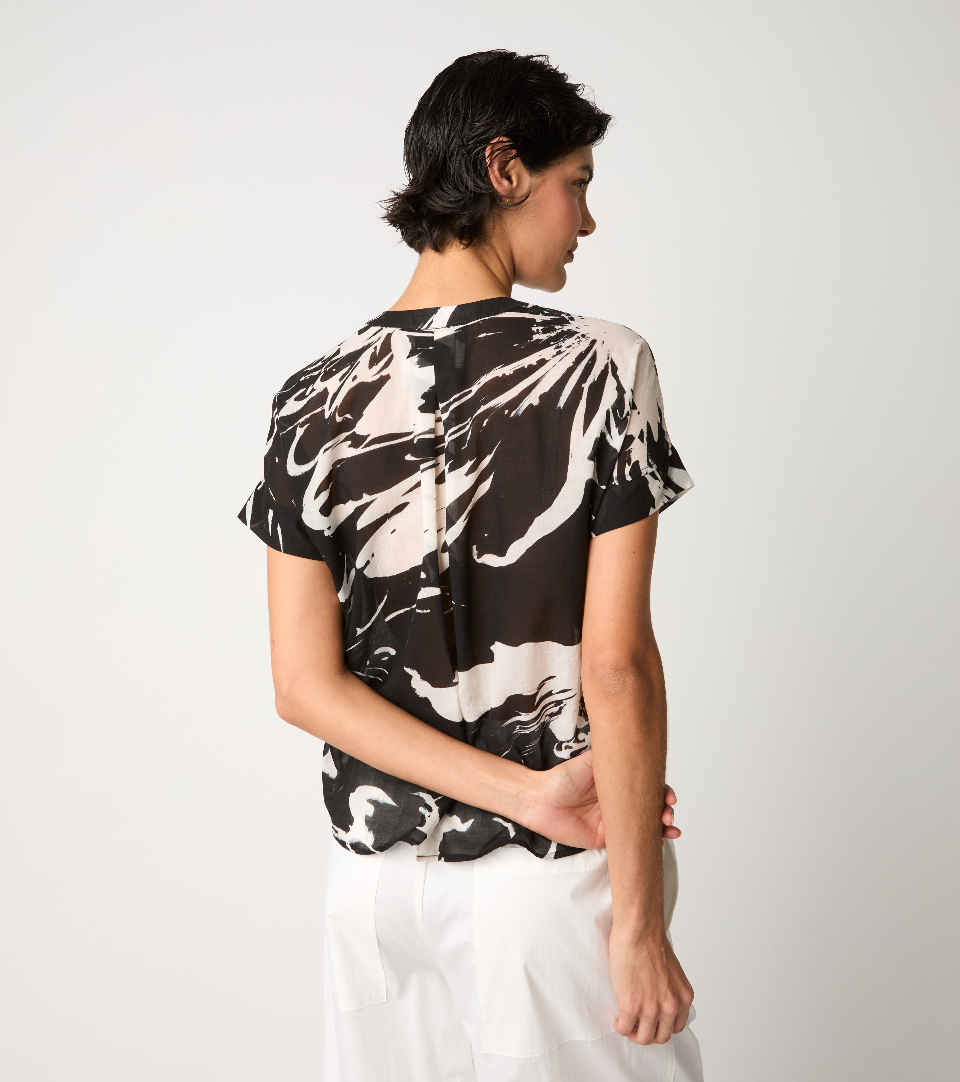 Blusa girocollo con rouches fiore