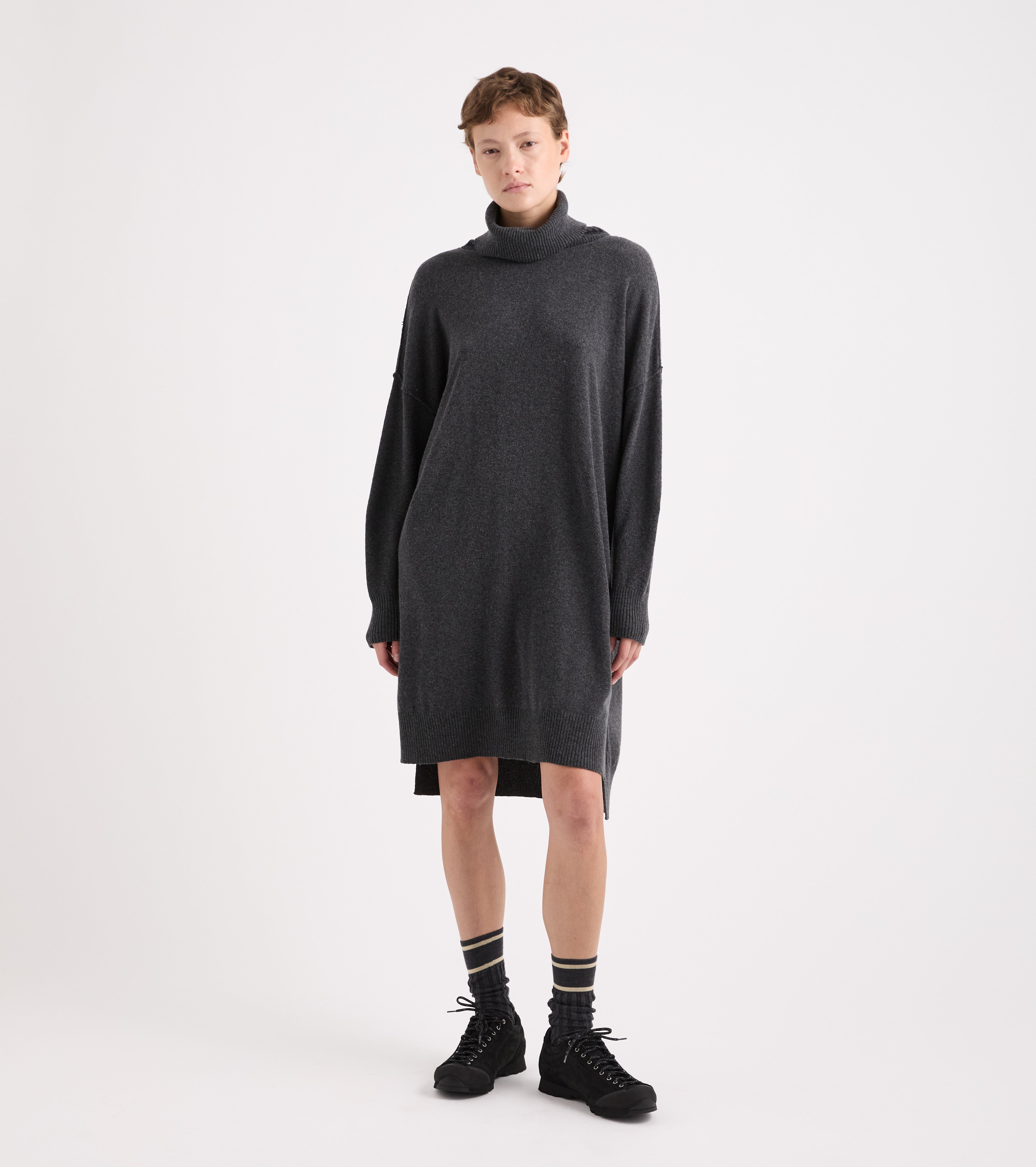 Vestido de punto con cuello alto en gris jaspeado