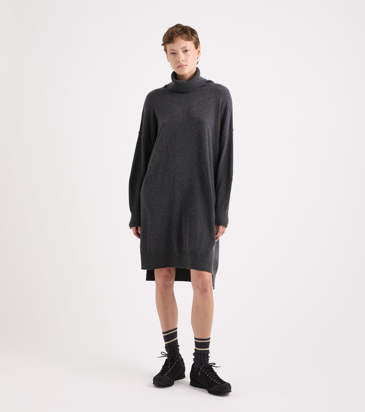Vestido de punto con cuello alto en gris jaspeado