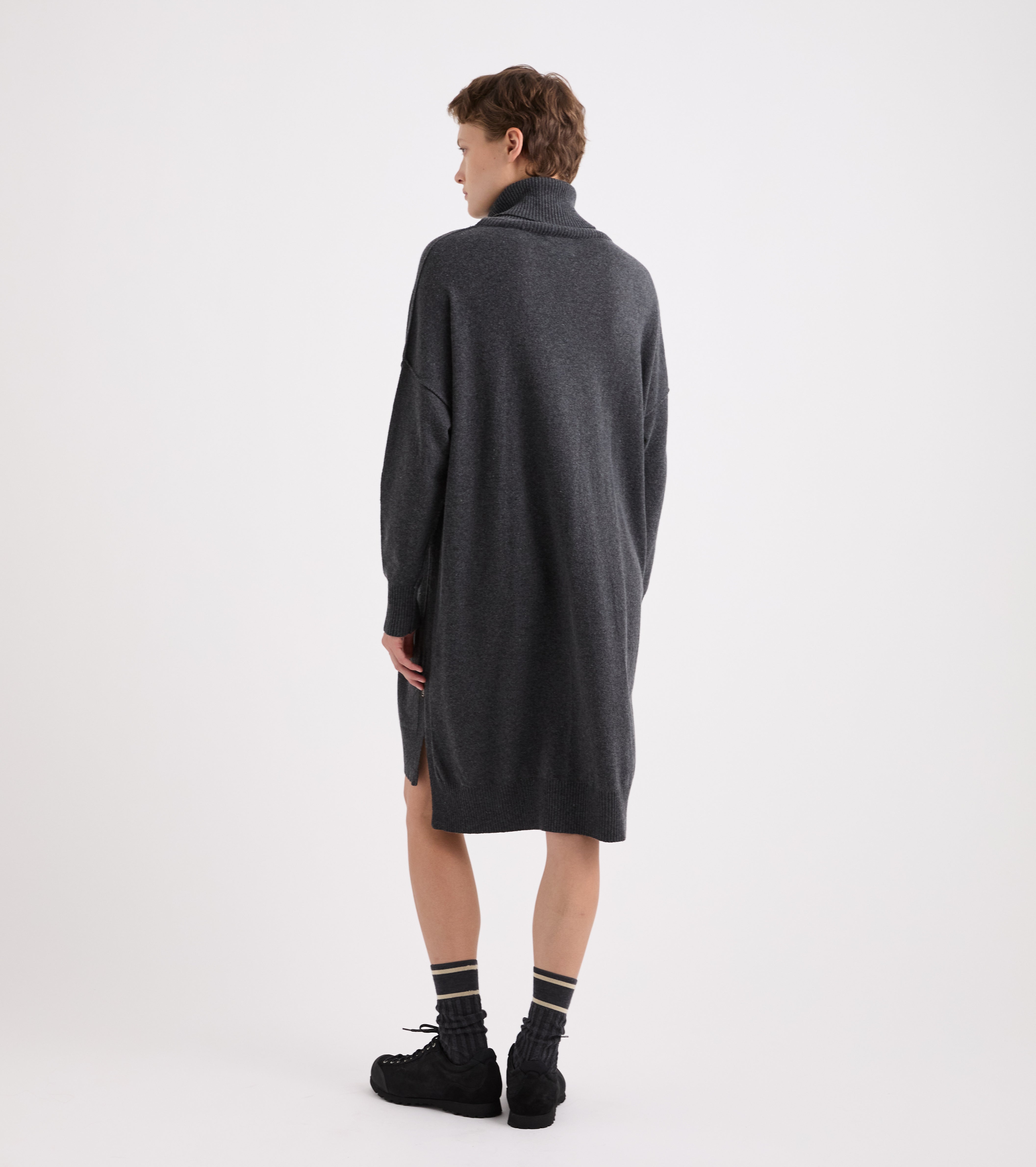 Vestido de punto con cuello alto en gris jaspeado