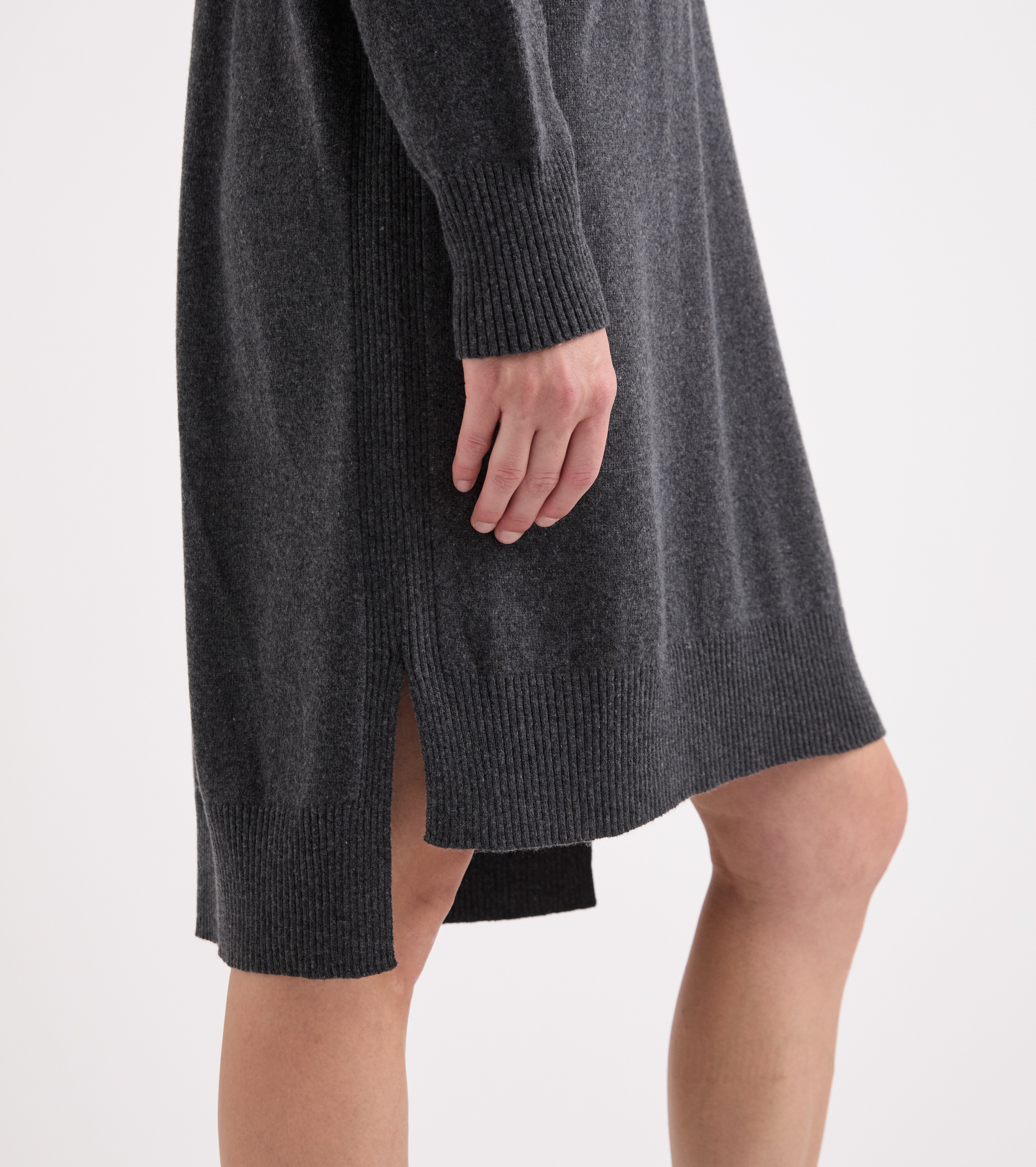 Vestido de punto con cuello alto en gris jaspeado