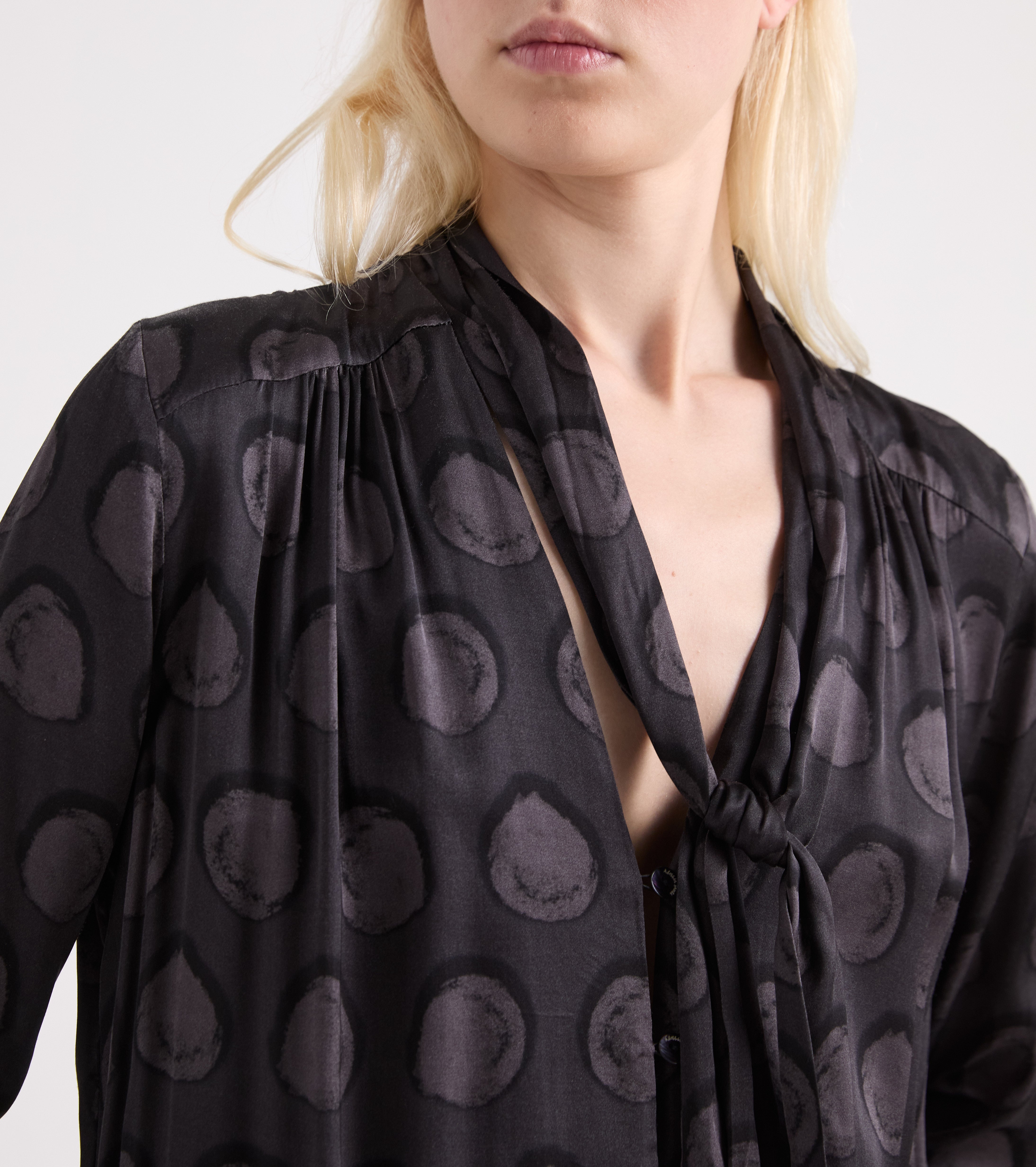 Jumpsuit med V-udskæring og tavleprikket mønster