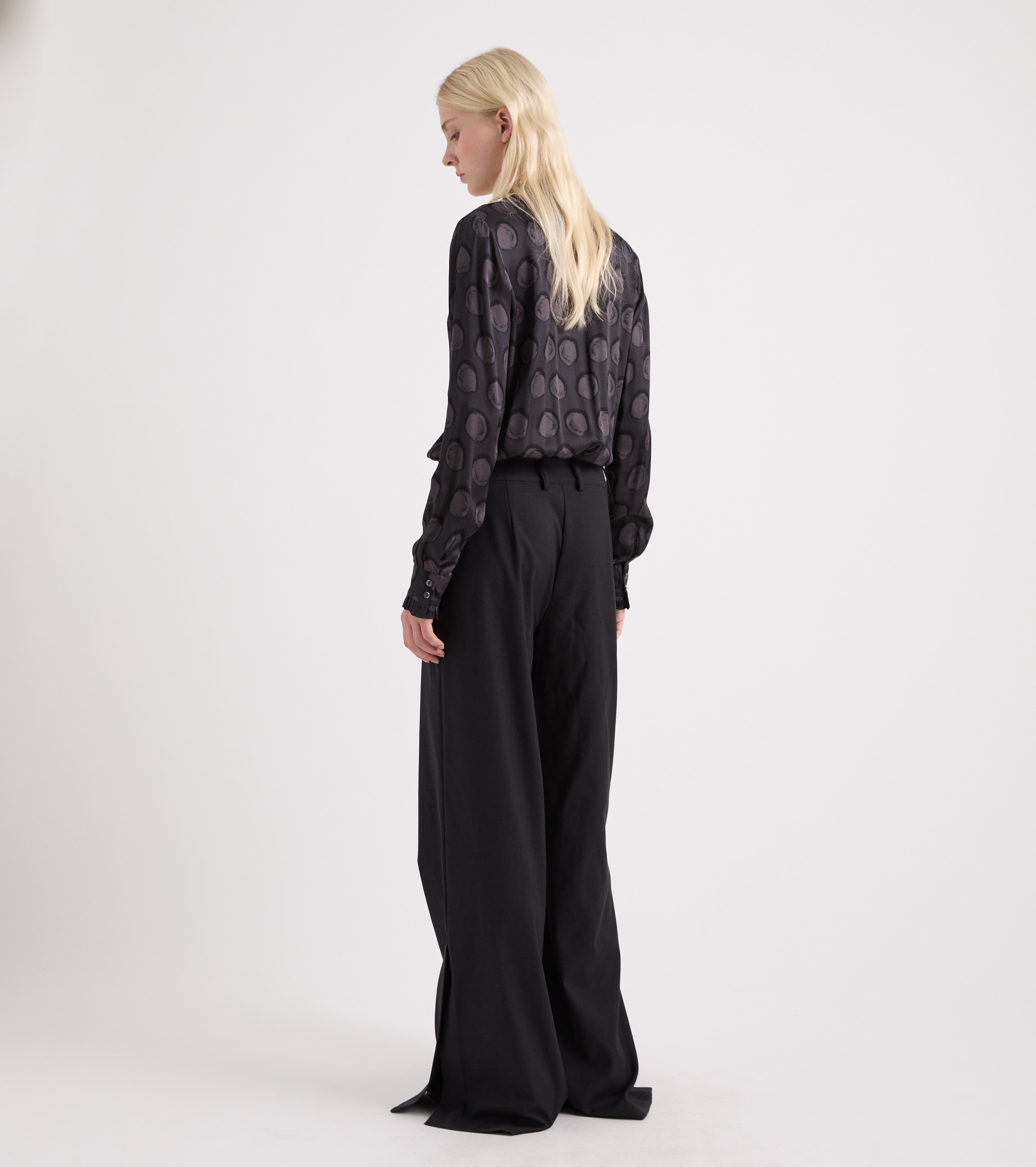 Jumpsuit med V-udskæring og tavleprikket mønster