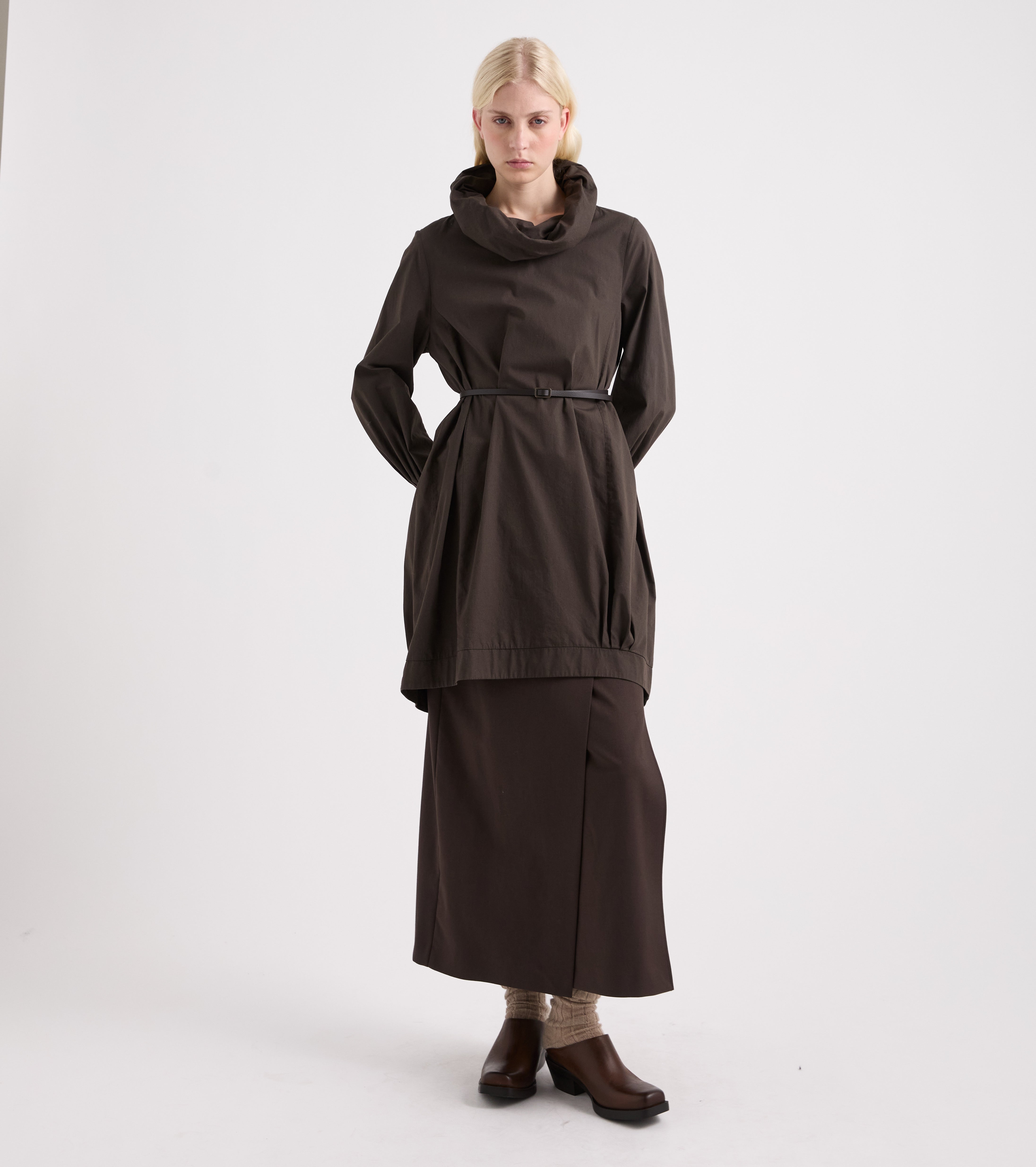 Abito da donna con collo alto nero
