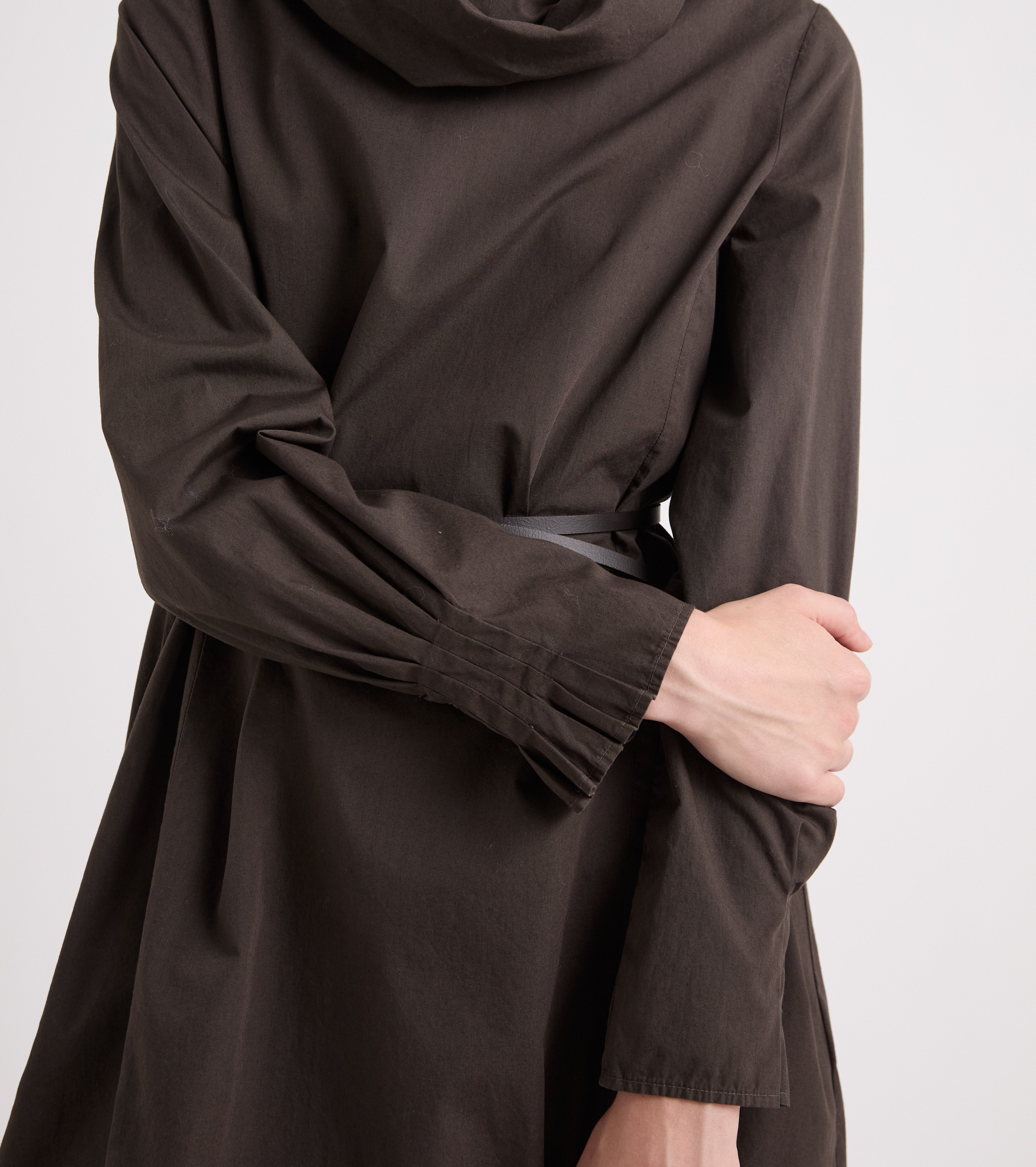 Vestido de mujer con cuello alto color ébano