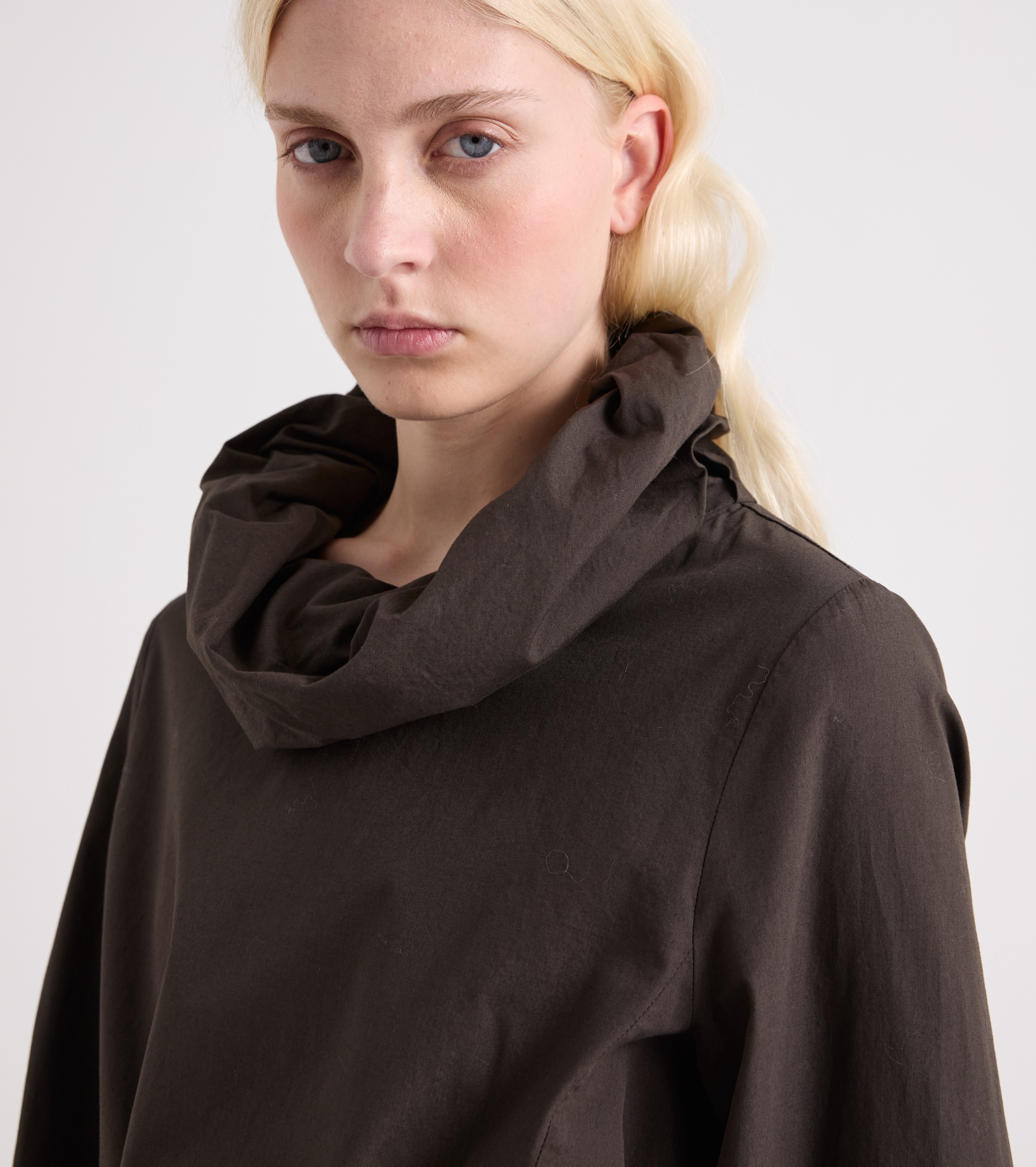 Abito da donna con collo alto nero