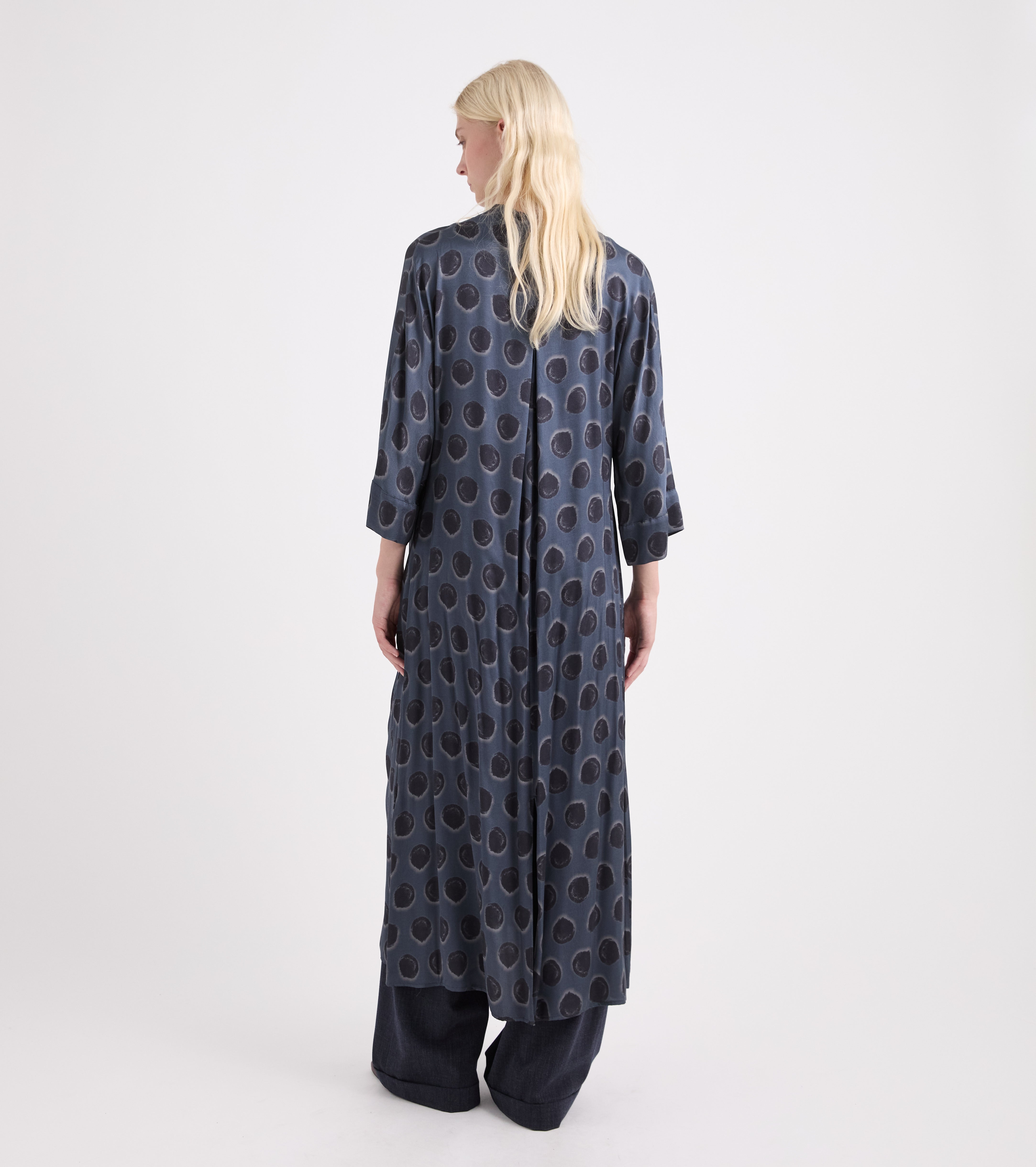 Jumpsuit med V-udskæring og blå prikket bælte
