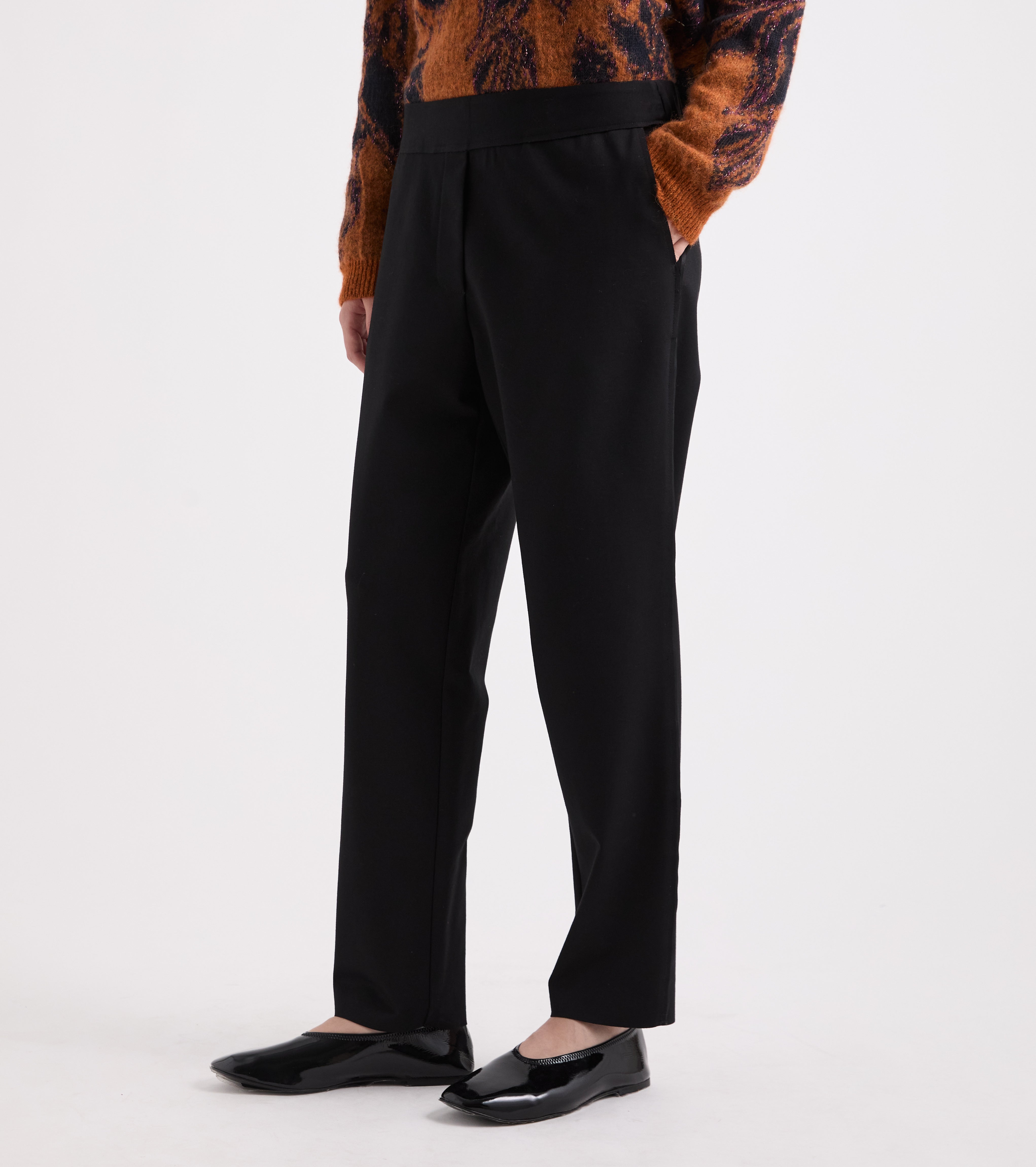 Stretch trousers with diamond-patterned pockets in black