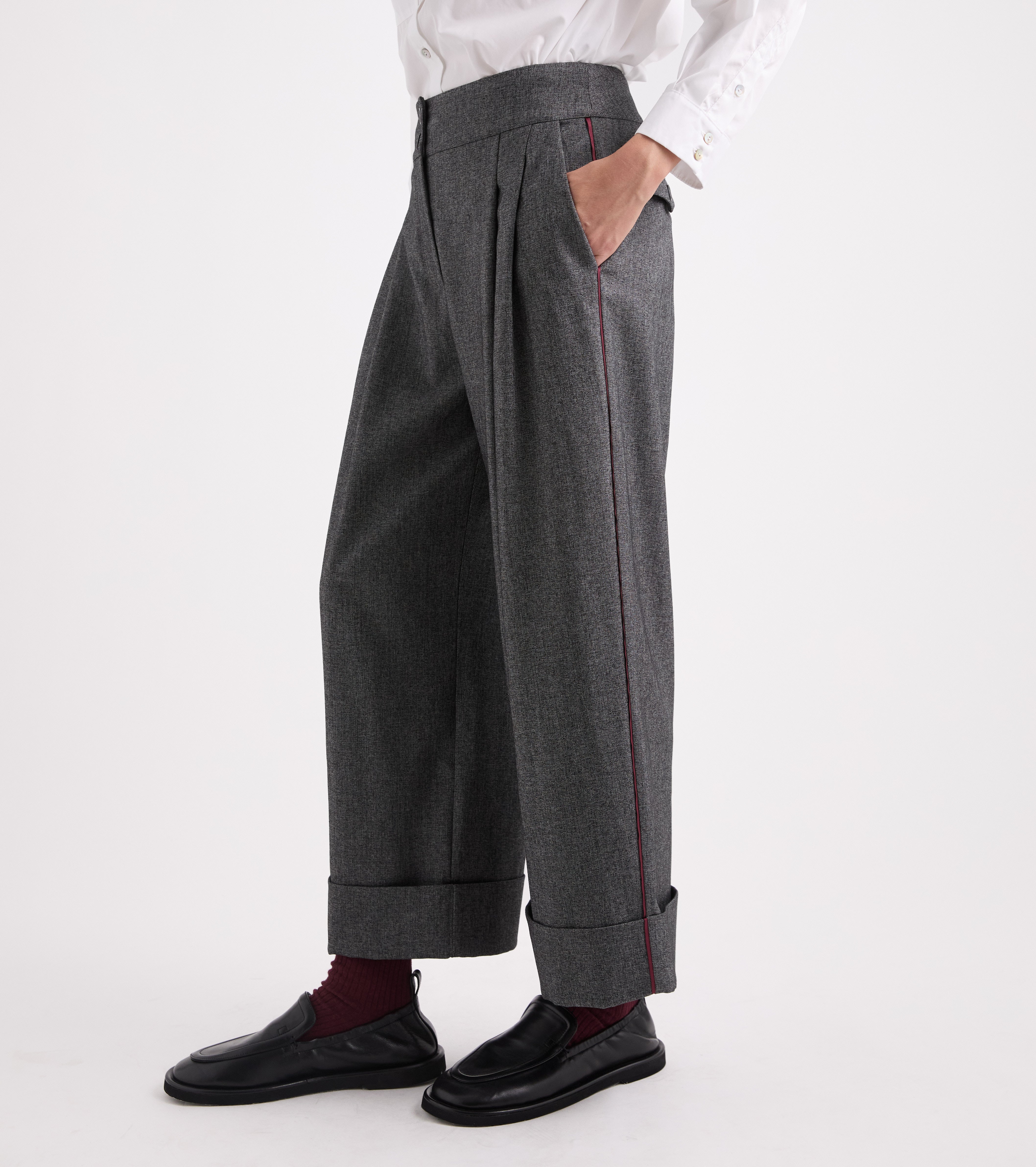 Pantaloni stretch con risvolto nero