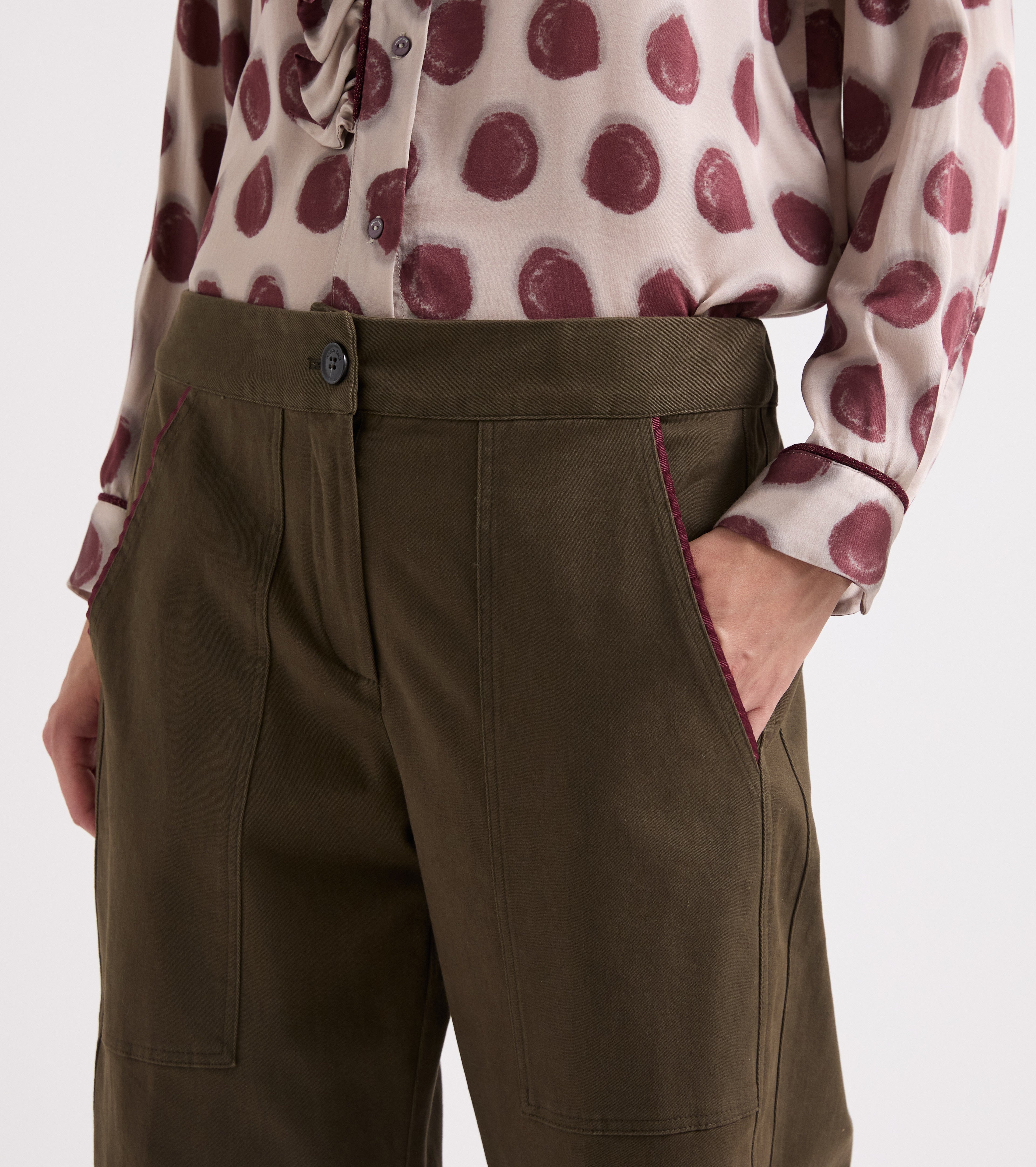 Pantaloni stretch con risvolto nero