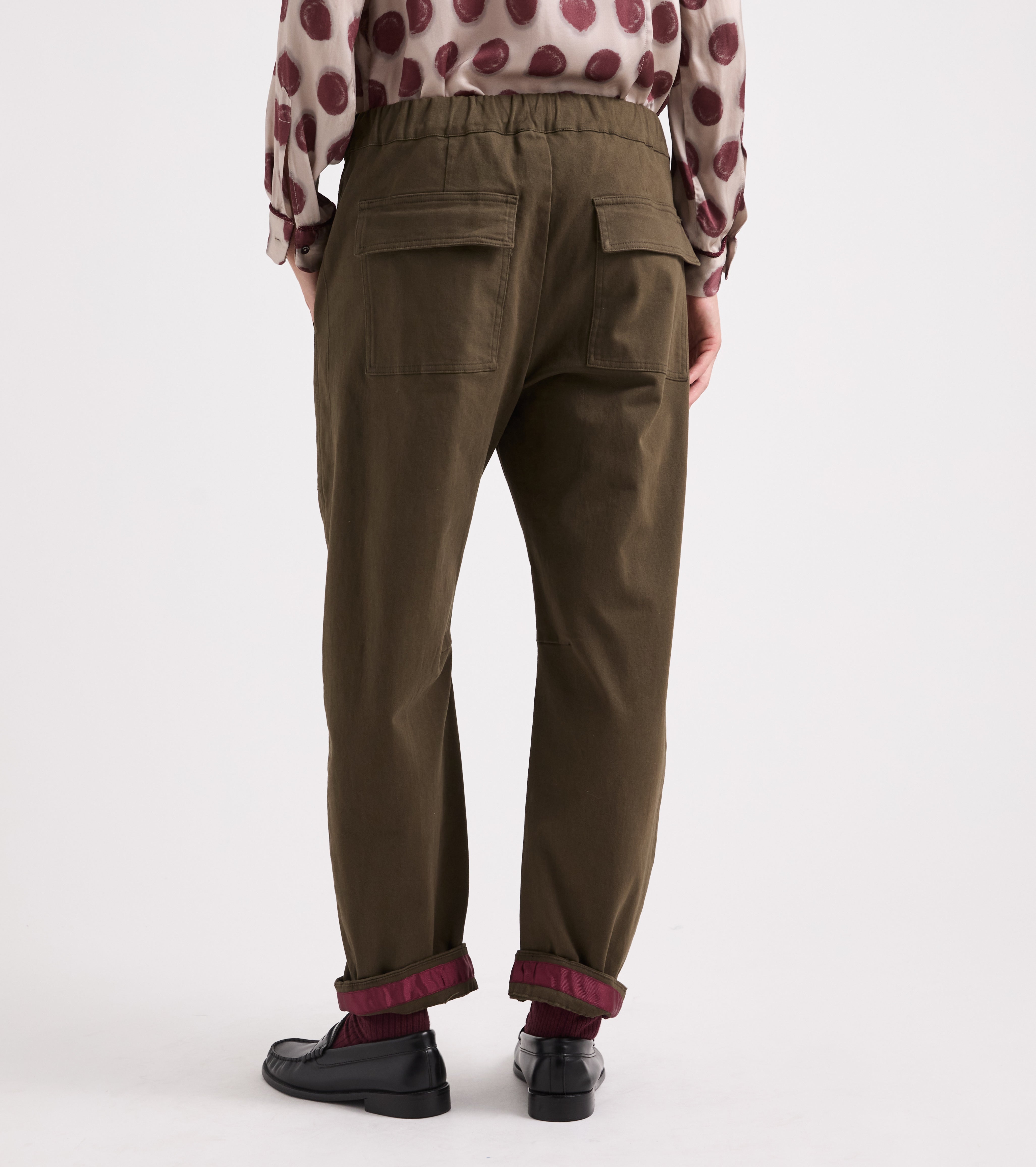 Pantaloni stretch con risvolto nero