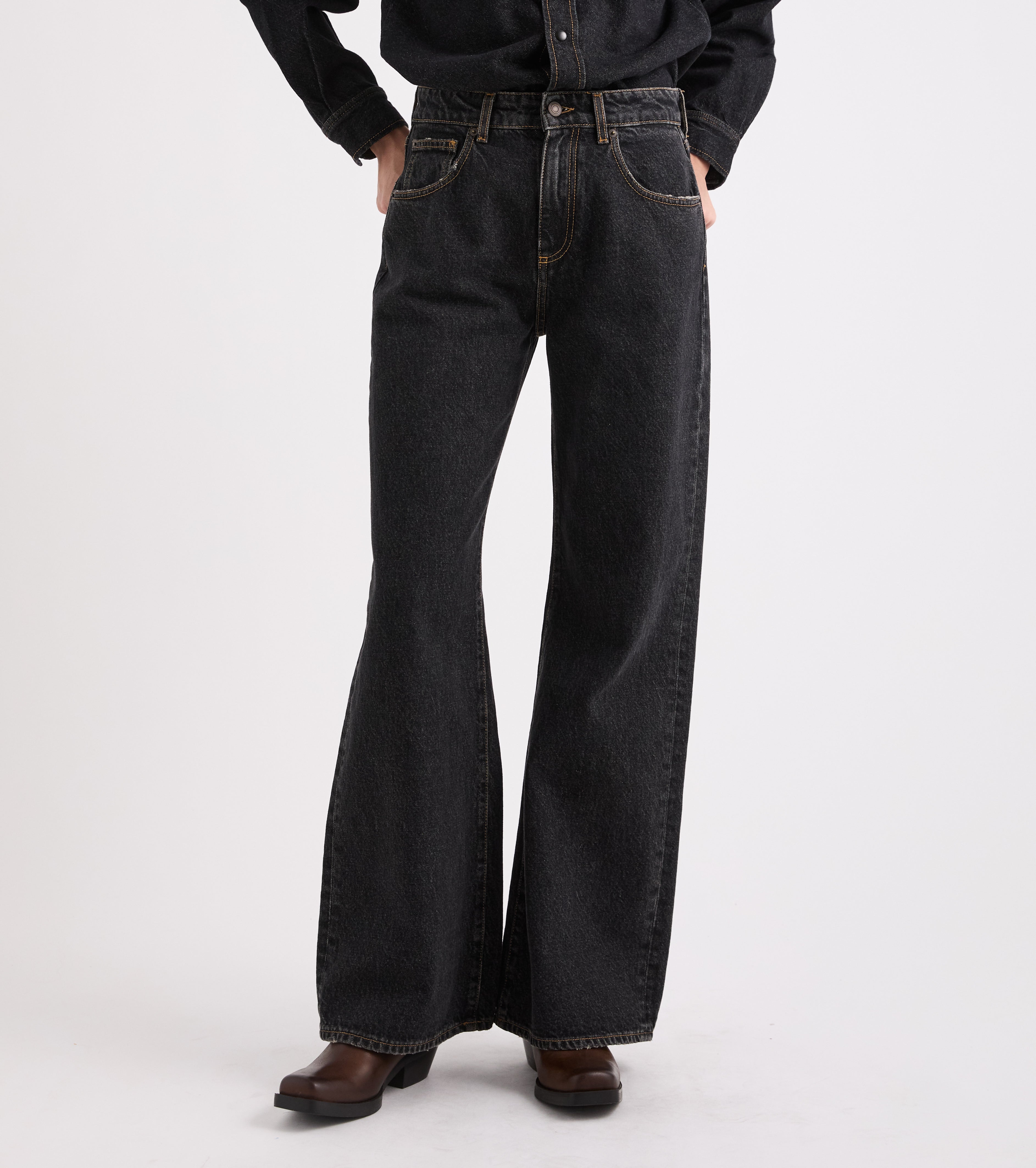 Jeans cinque tasche con dettagli destroyed nero