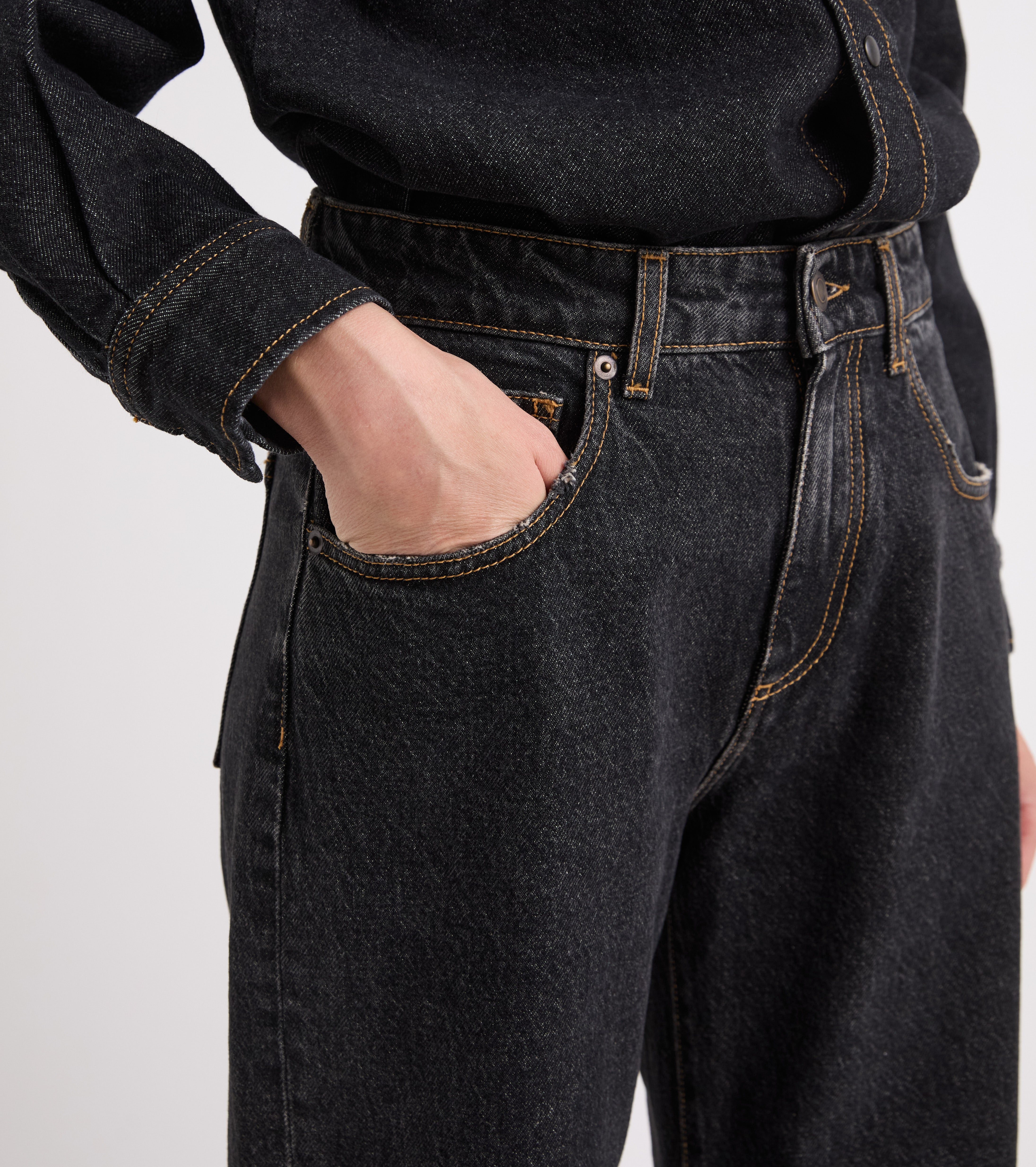 Jeans cinque tasche con dettagli destroyed nero