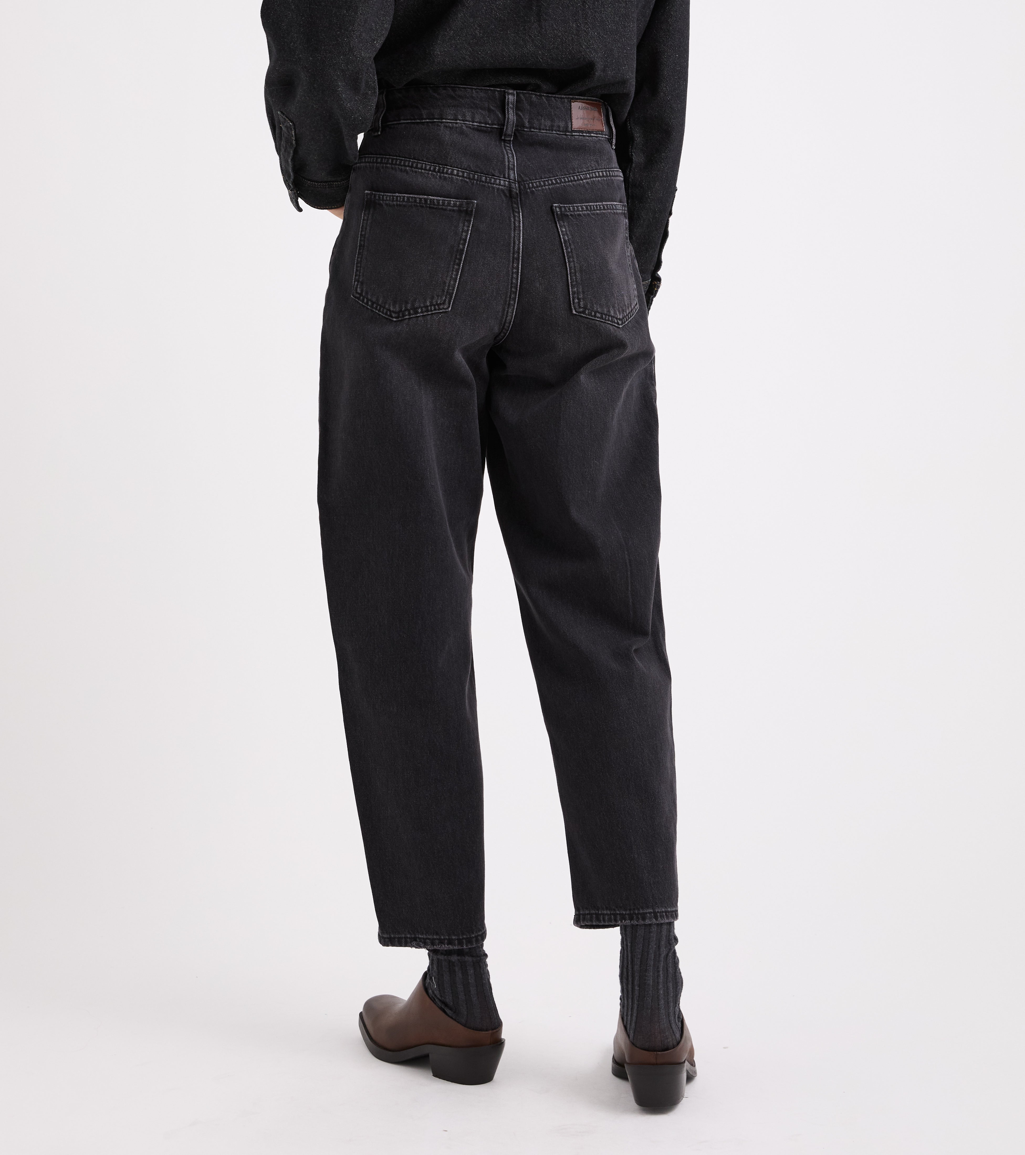 Jeans cropped in cotone effetto used marrone
