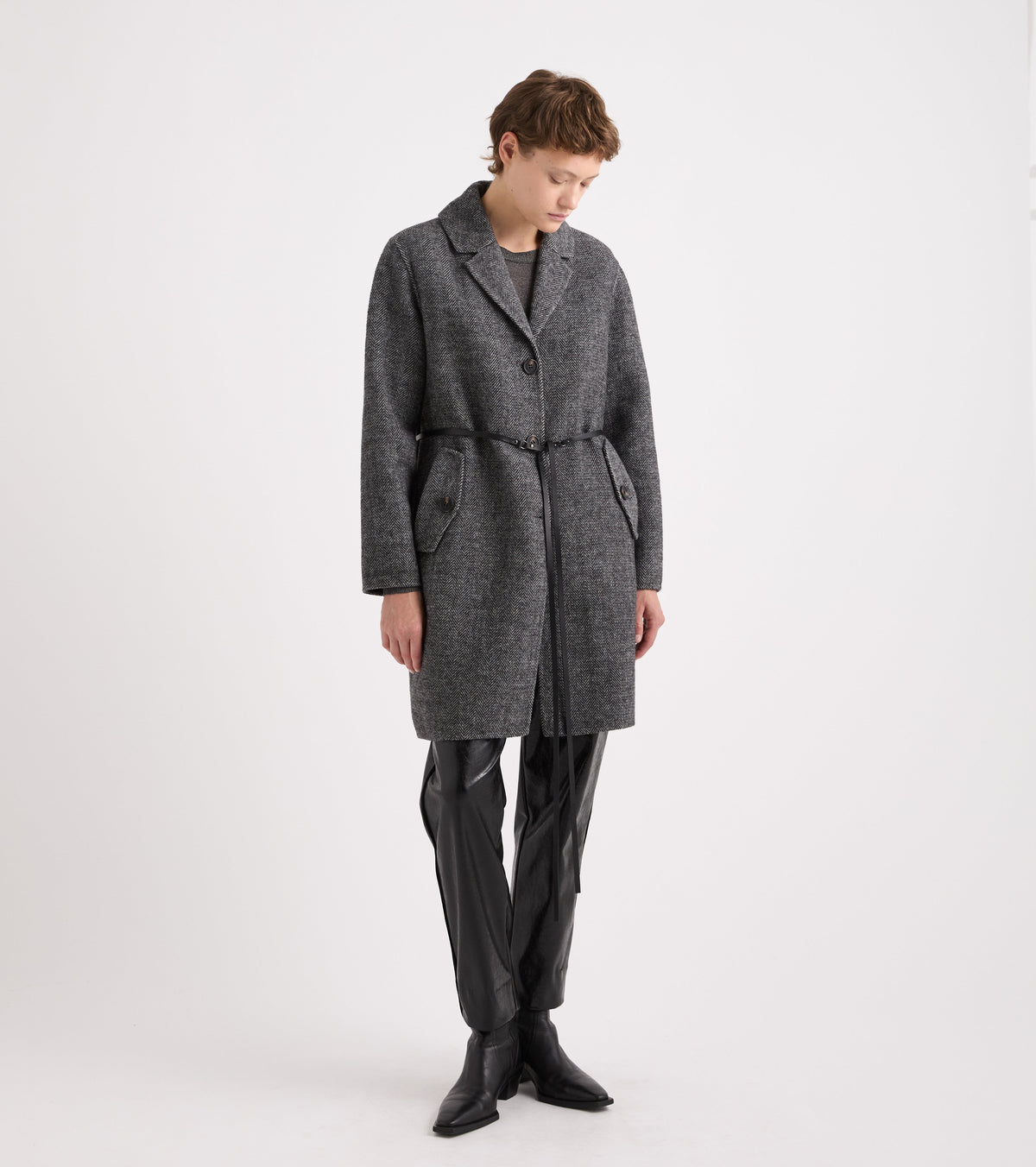 Cappotto con revers e cintura nero