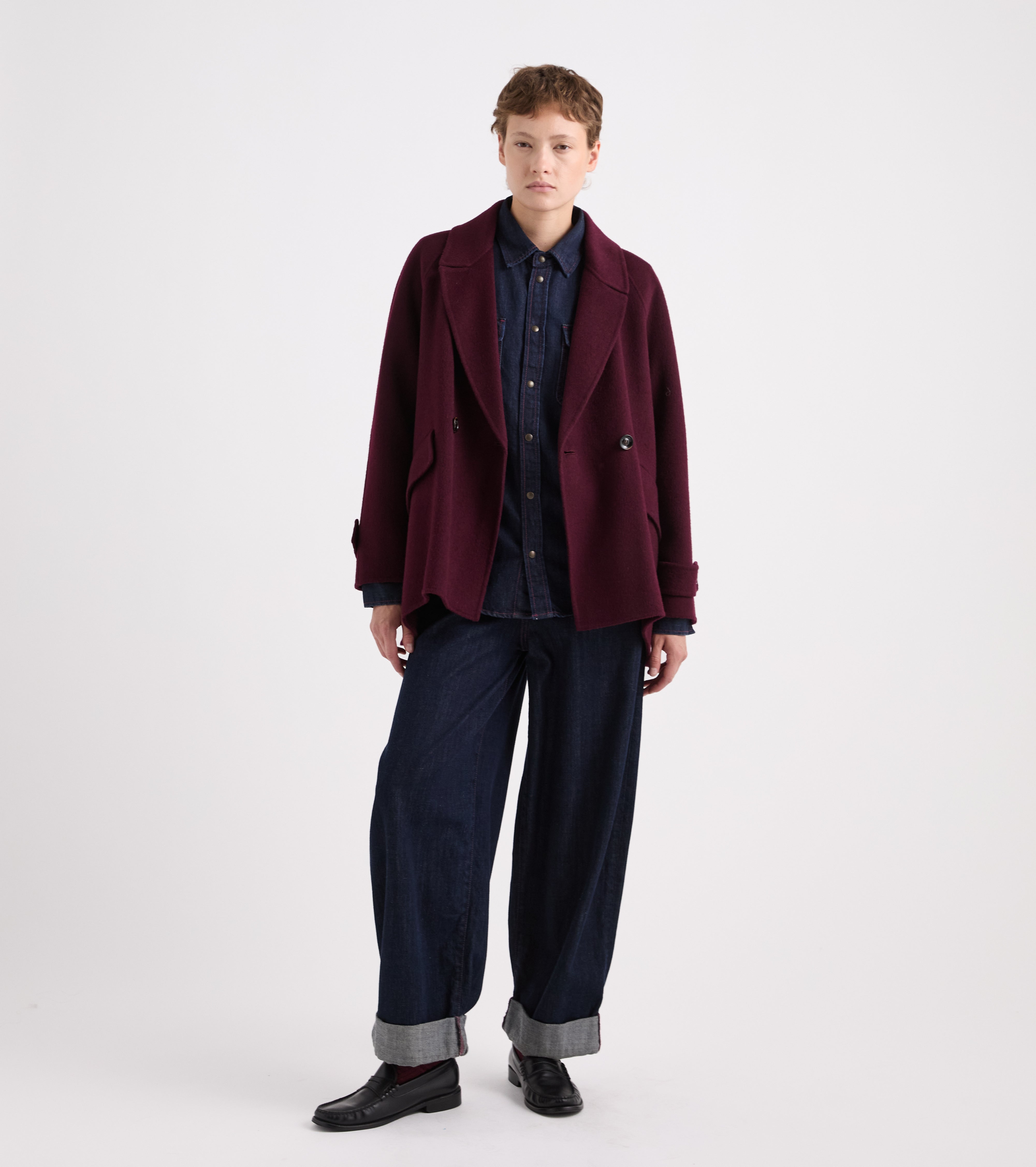 Peacoat med dobbeltknapning i en blanding af kashmir og lambrusco