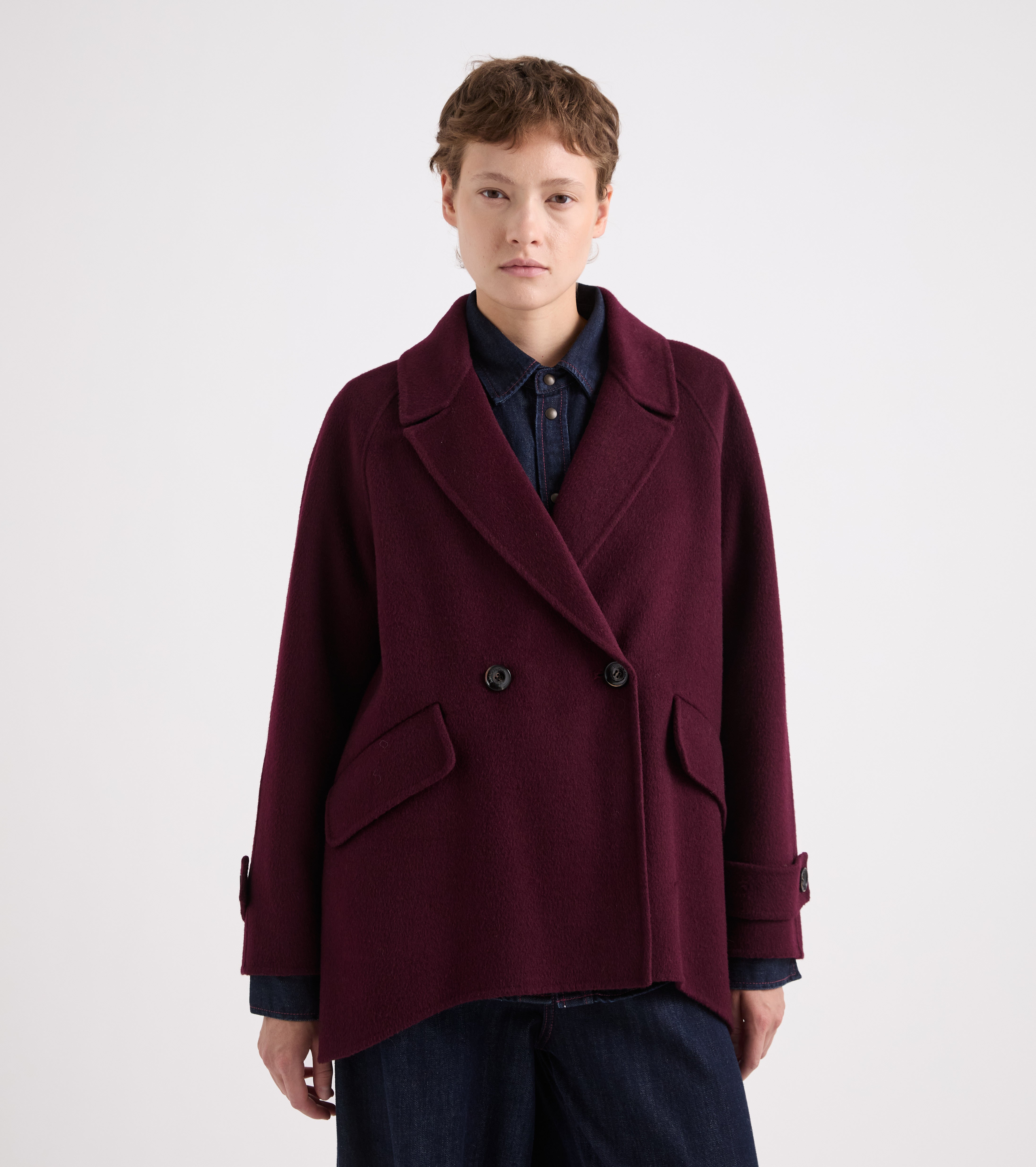 Peacoat med dobbeltknapning i en blanding af kashmir og lambrusco