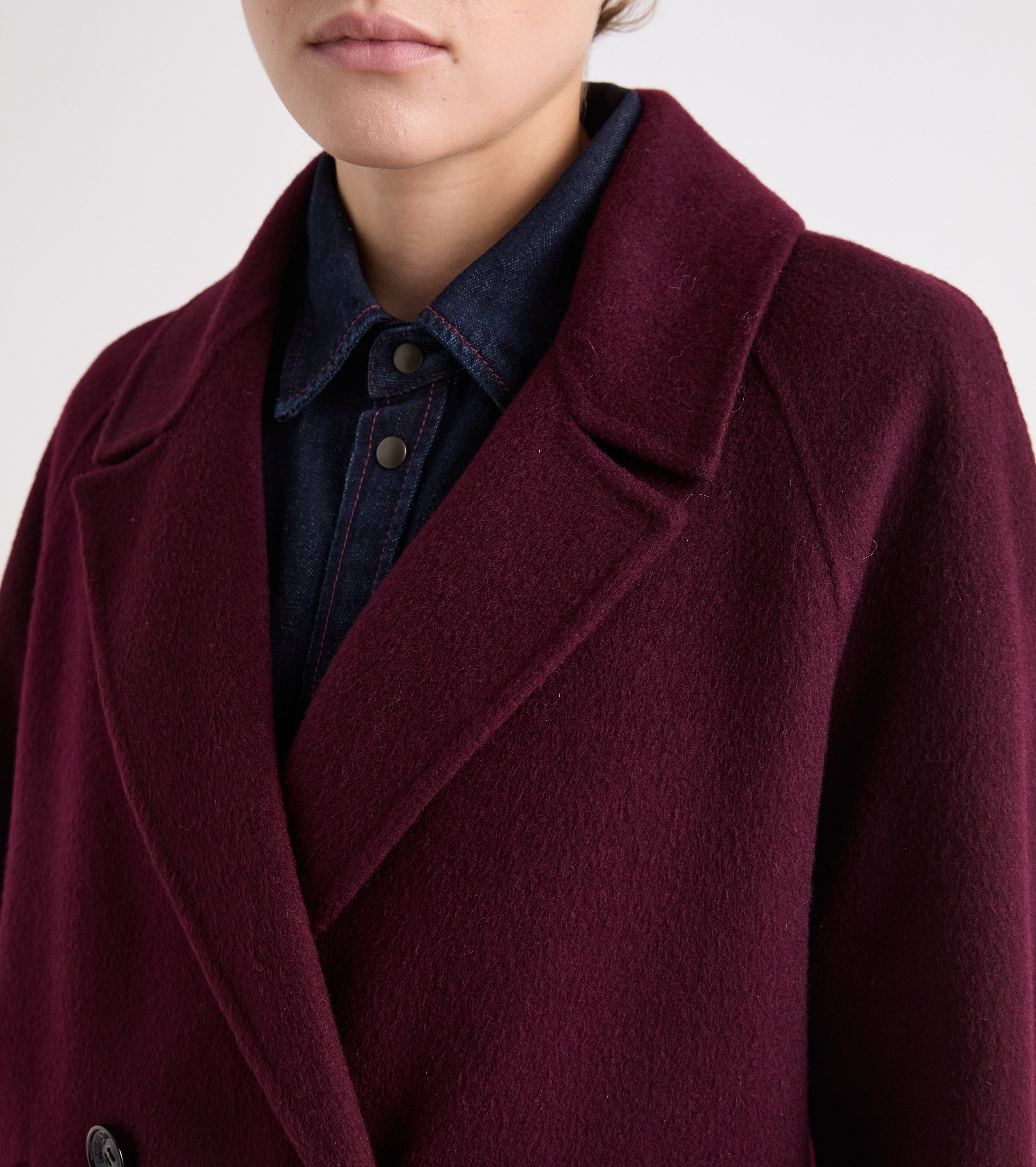 Peacoat med dobbeltknapning i en blanding af kashmir og lambrusco