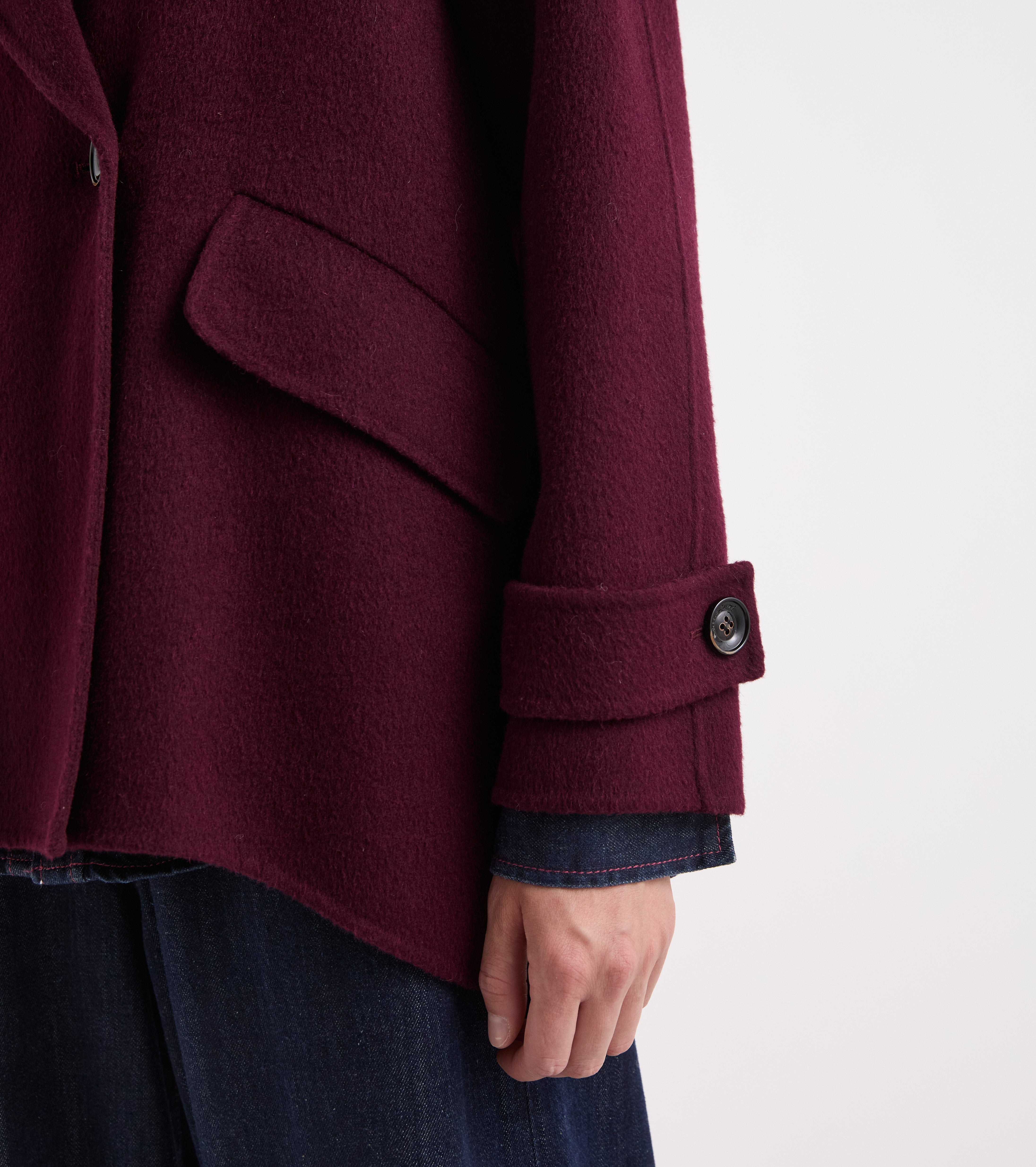 Peacoat med dobbeltknapning i en blanding af kashmir og lambrusco